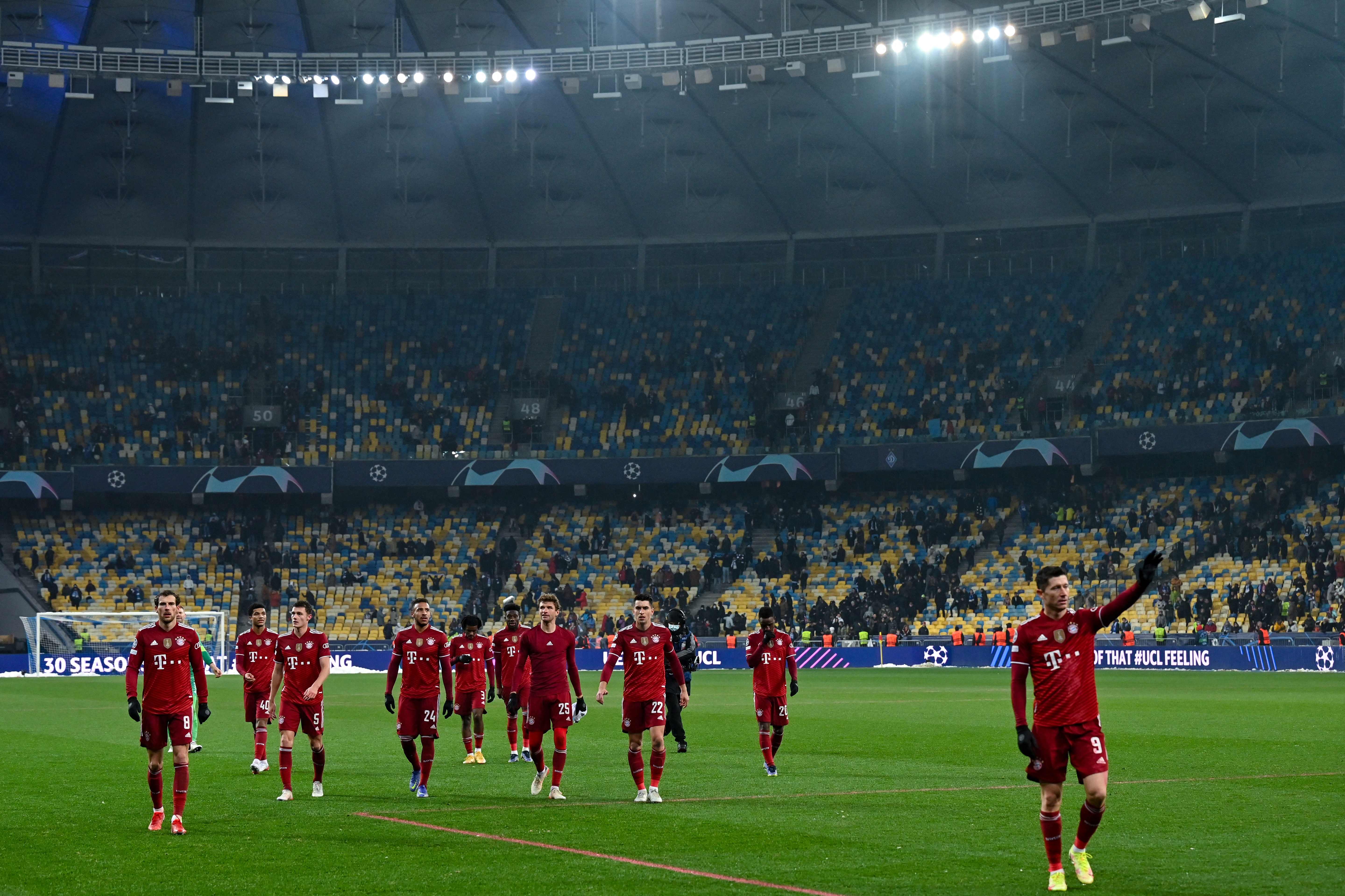 Para pemain Bayern Muenchen menyapa pendukung mereka seusai laga Liga Champions melawan Dynamo Kiev.