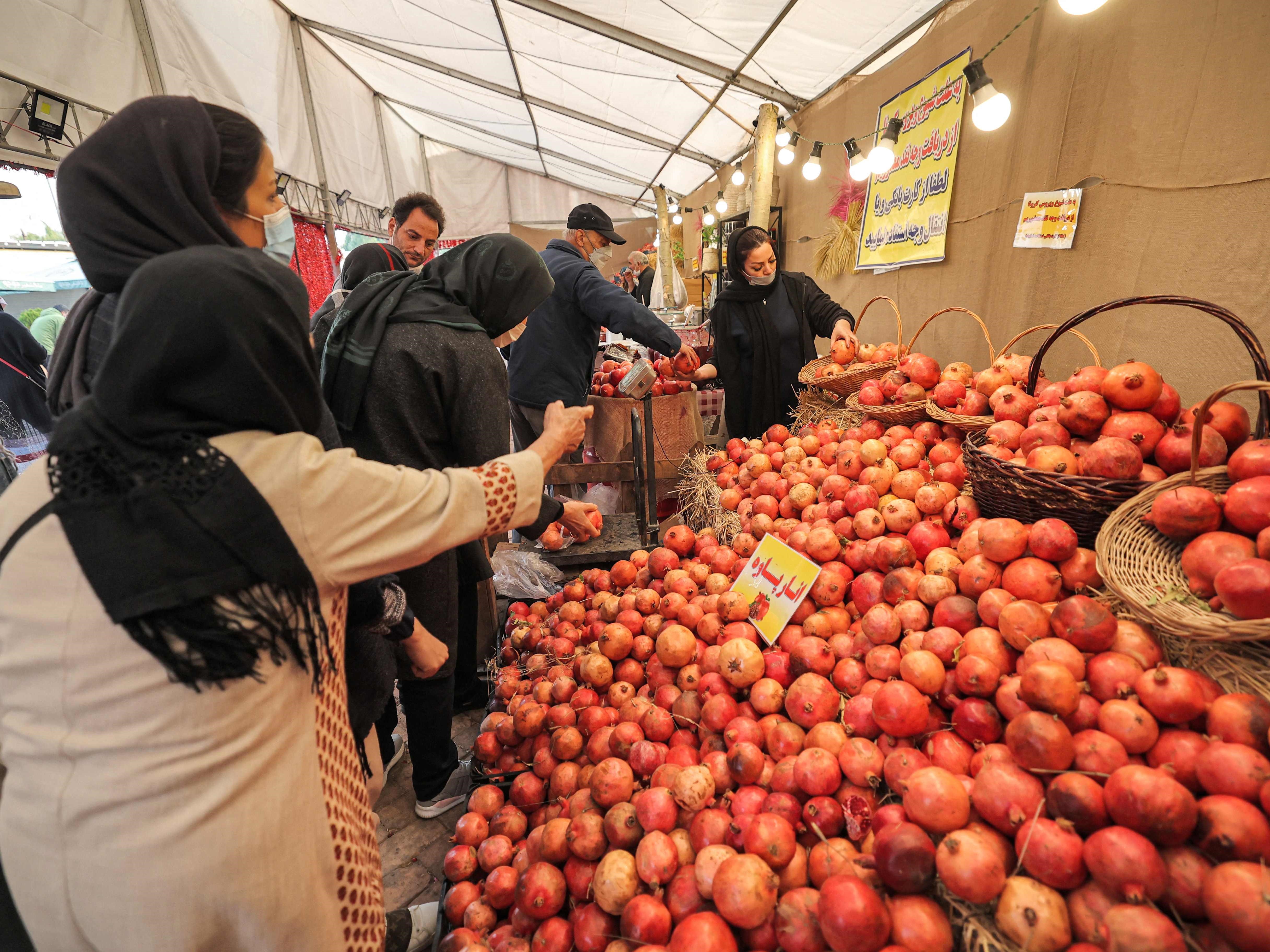 Orang memetik buah delima selama Festival Delima di ibukota Iran, Teheran, pada 14 November 2021.