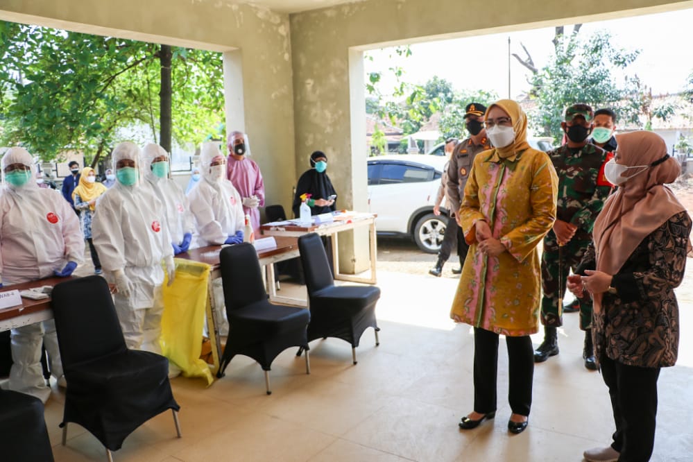 Bupati Purwakarta Anne Ratna Mustika (dua kanan)