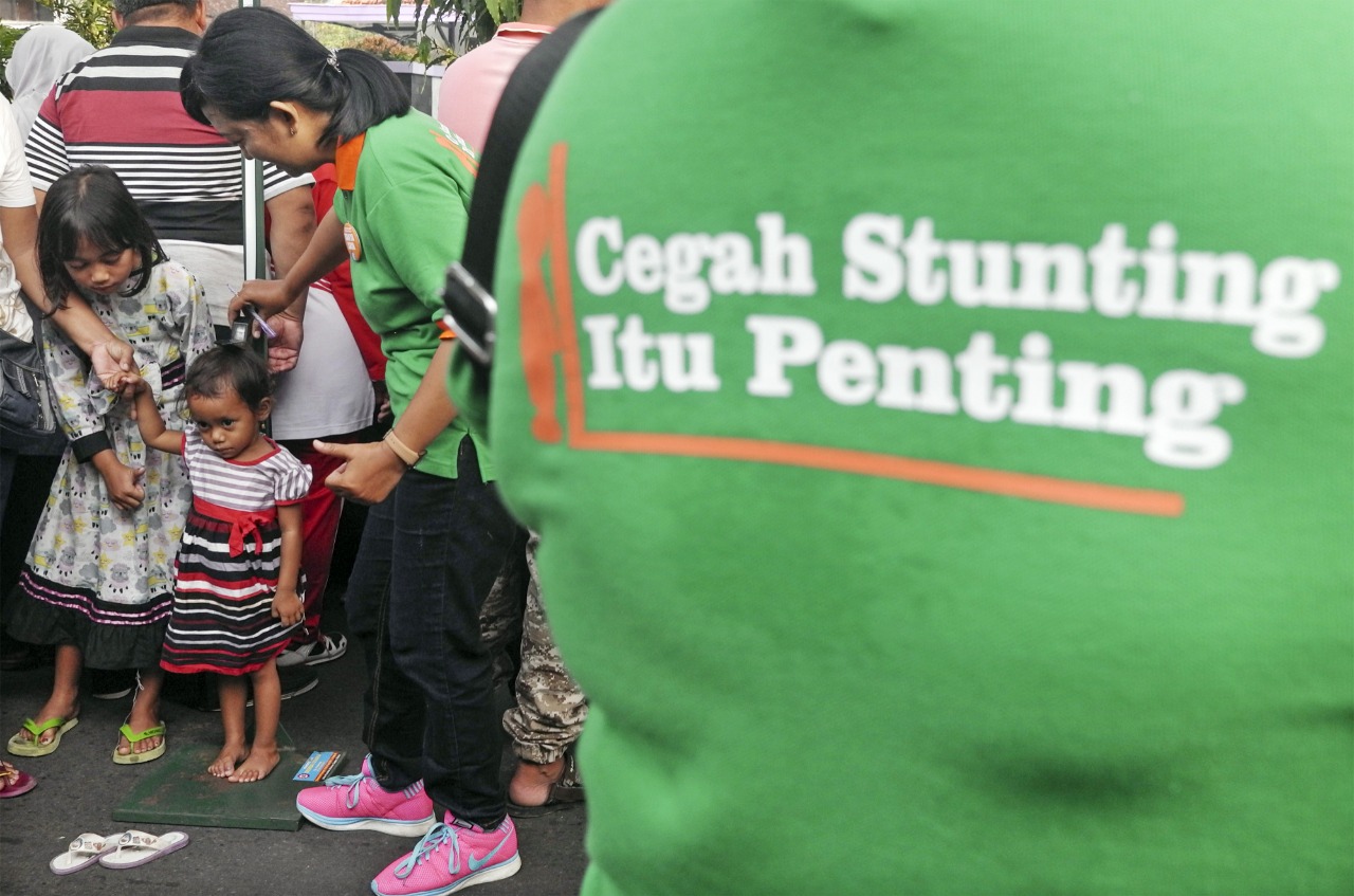 Petugas mengukur tinggi balita saat sosialiasi pemberian gizi sehat untuk mencegah kegagalan tumbuh kembang anak (stunting) di Jawa Tengah, 