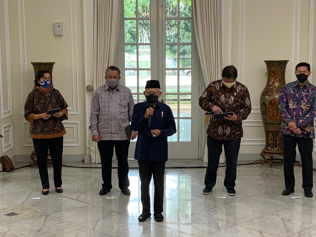 Wapres Ma’ruf Amin memberikan keterangan pers usai Rapat Pleno Komite Nasional Ekonomi dan Keuangan Syariah (KNEKS)