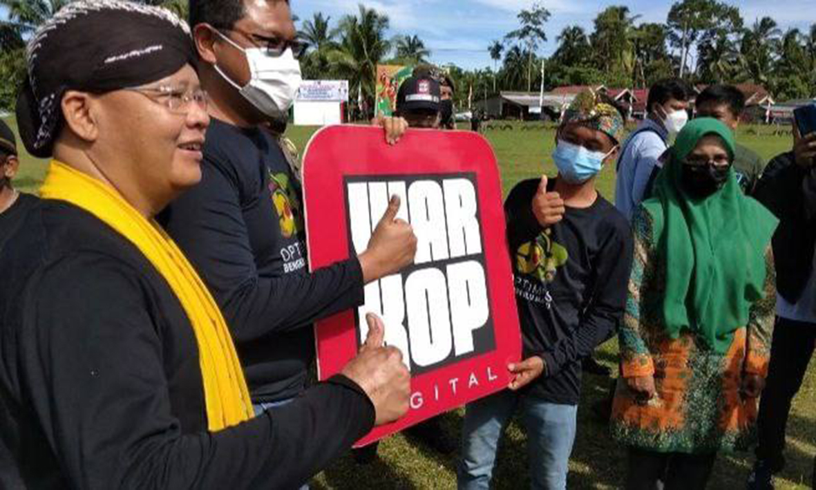 Pemberiaan penghargaan untuk Desa Karya Pelita.