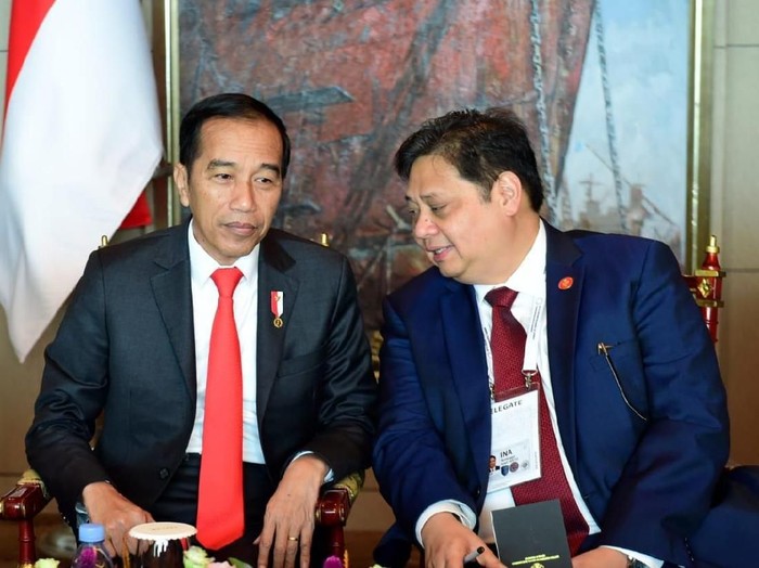  Presiden Joko Widodo didampingi Menko Perekonomian Airlangga Hartarto pada KTT COP26 di Glasgow, Skotlandia,