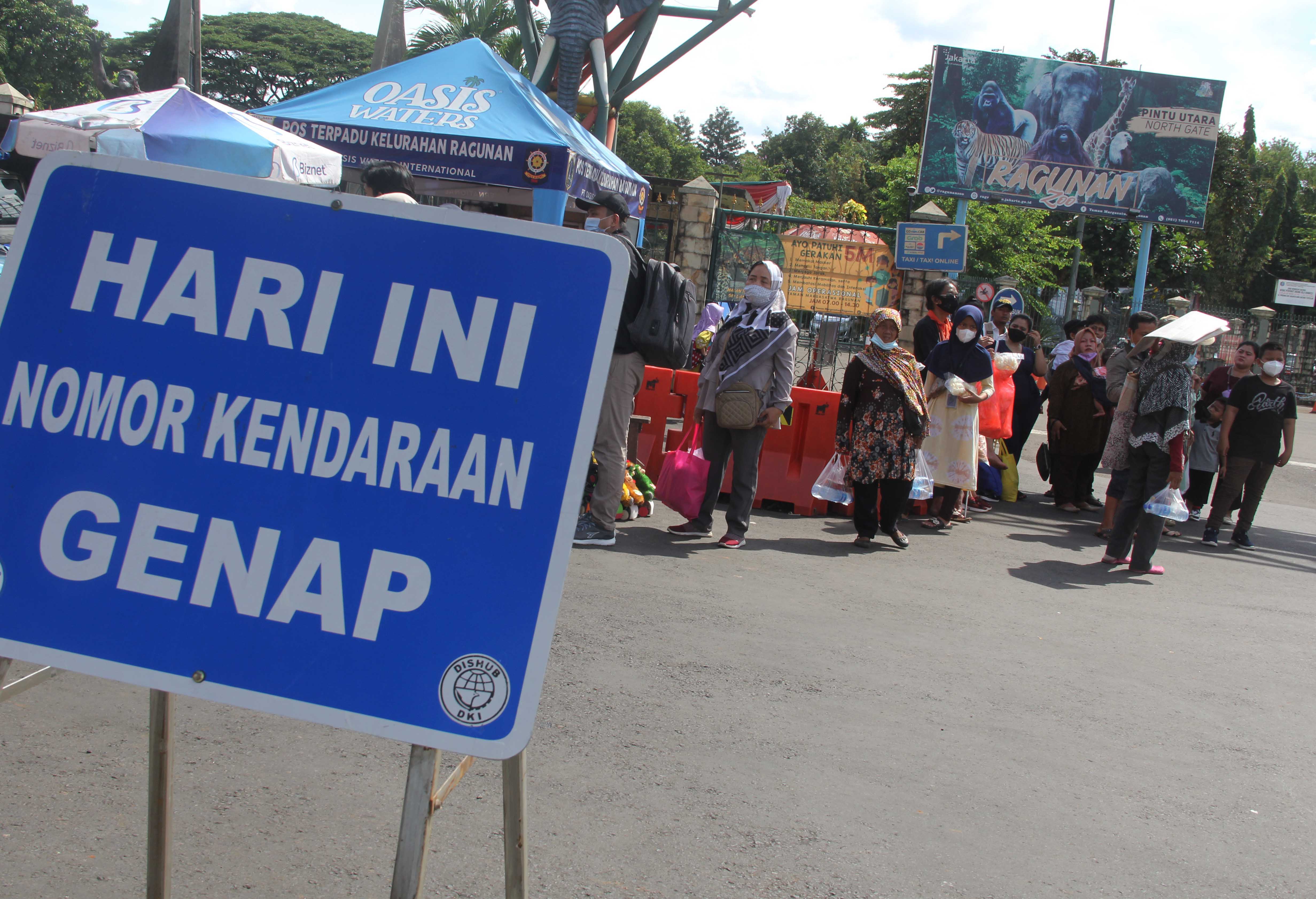 Pemberlakuan ganjil genap di kawasan kebun binatang Ragunan, Jakarta.
