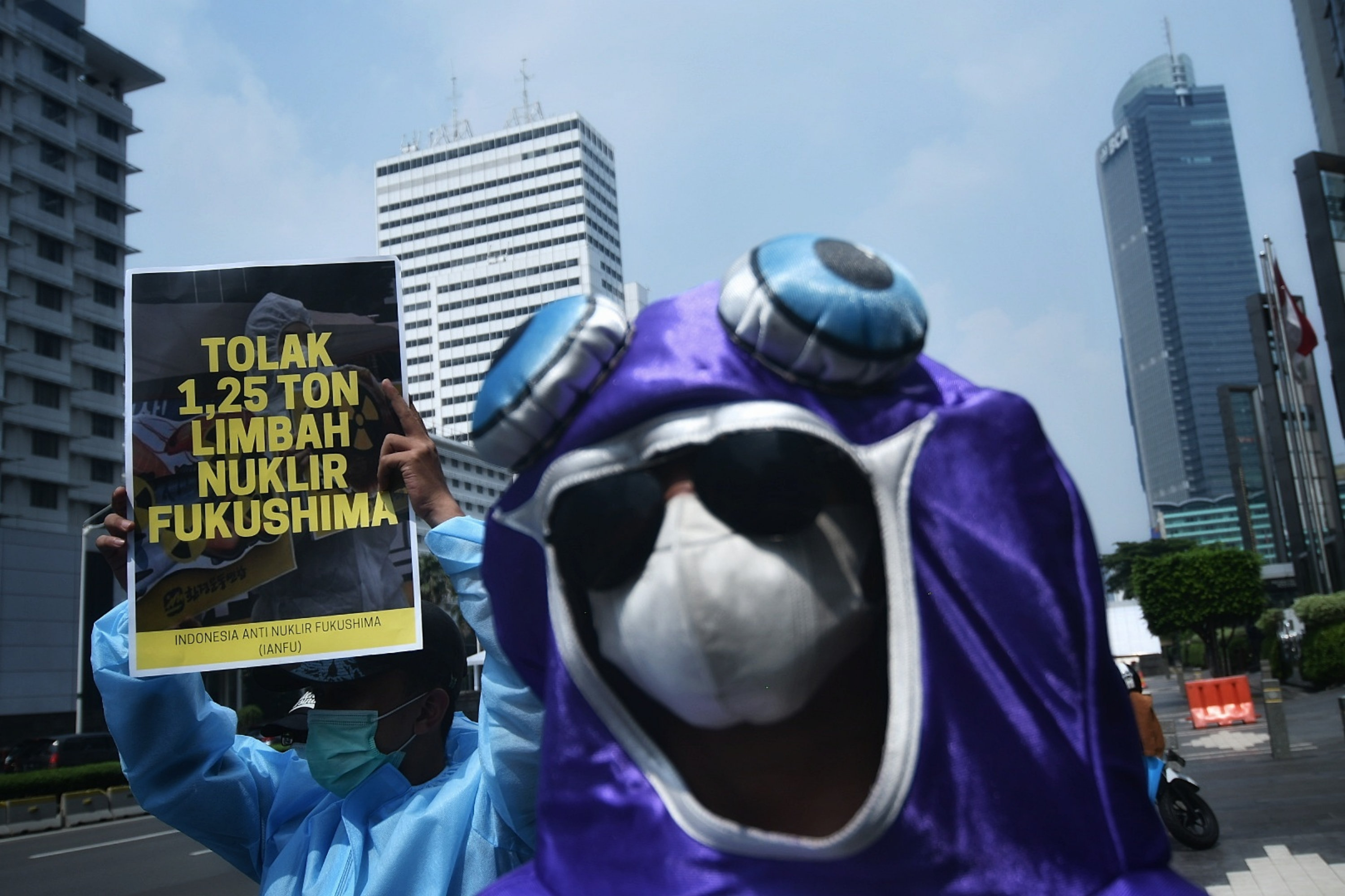 Massa dari Indonesia Anti Nuklir Fukushima (IANFU) menggelar aksi di Kedubes Jepang, MH Thamrin, Jakarta, Selasa (8/6/2021)