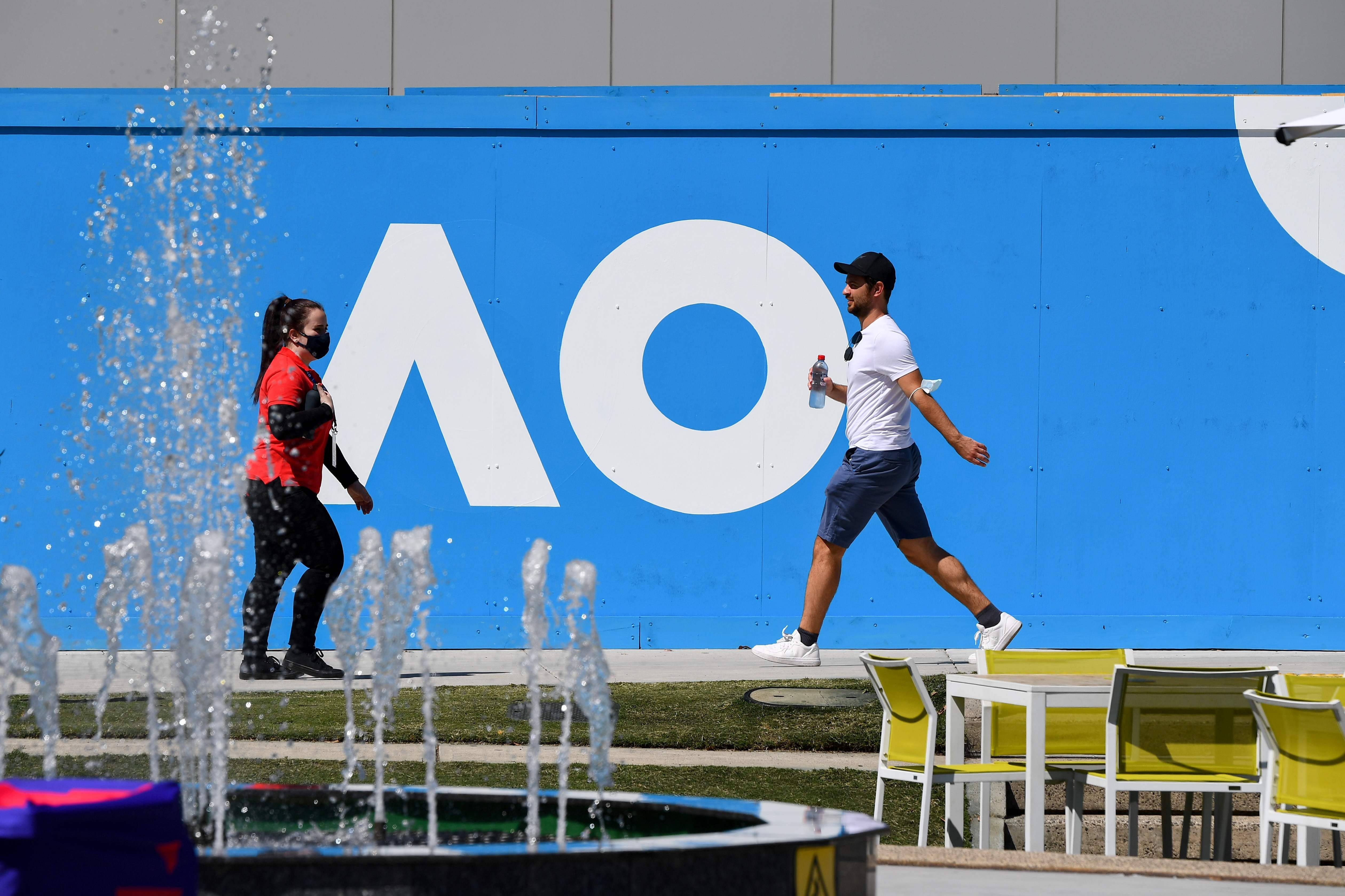 Warga melintas di depan logo Austraia terbuka di Melbourne Park.