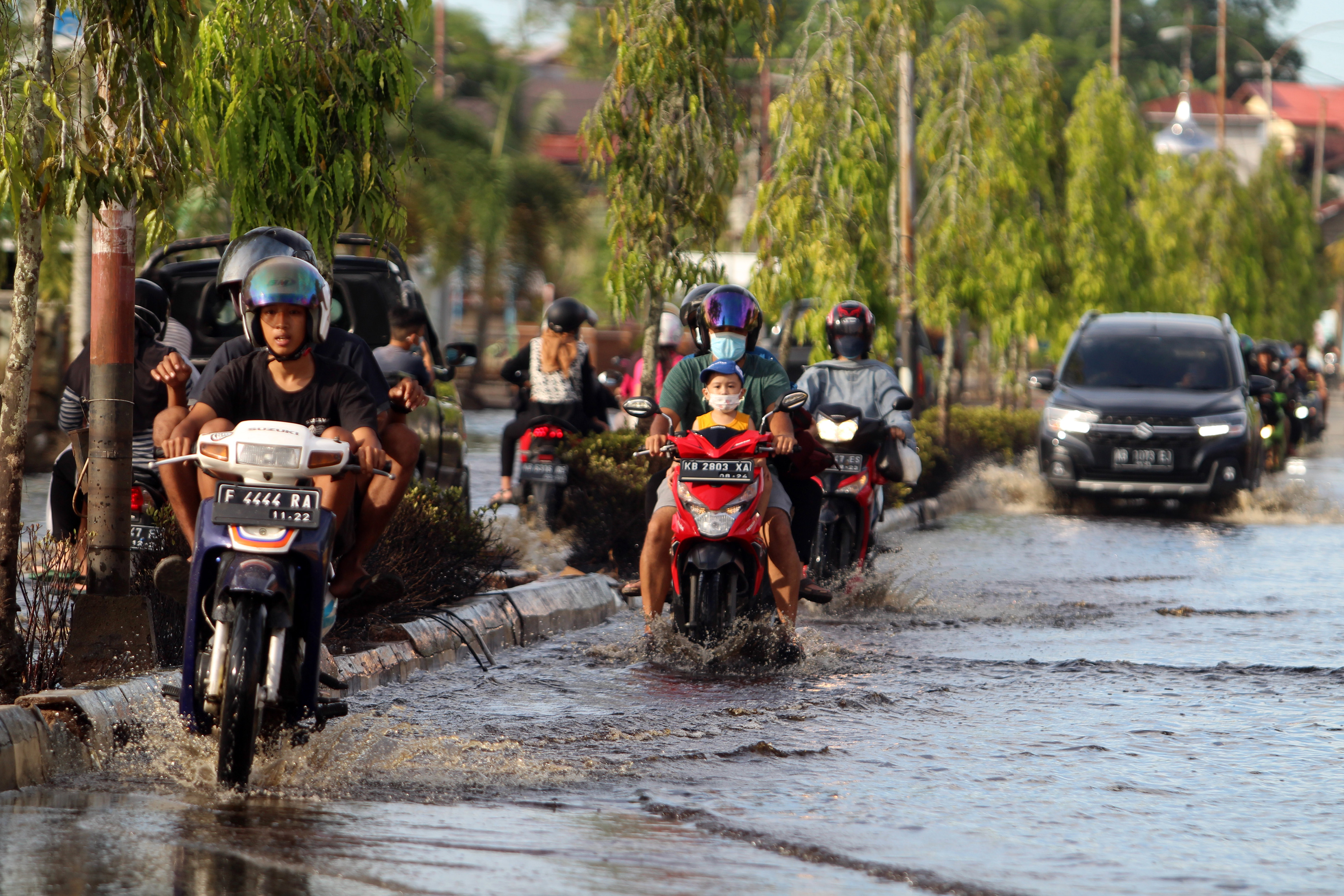 : Sejumlah pengendara motor dan mobil melintasi Jalan PKP Mujahidin di Kota Sintang, Kalimantan Barat, Sabtu (20/11/2021). 