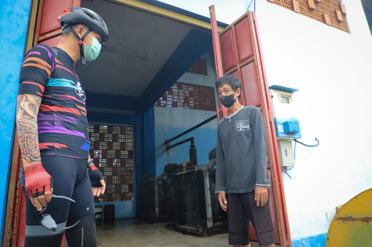 Gubernur Jawa Tengah Ganjar Pranowo (kiri)