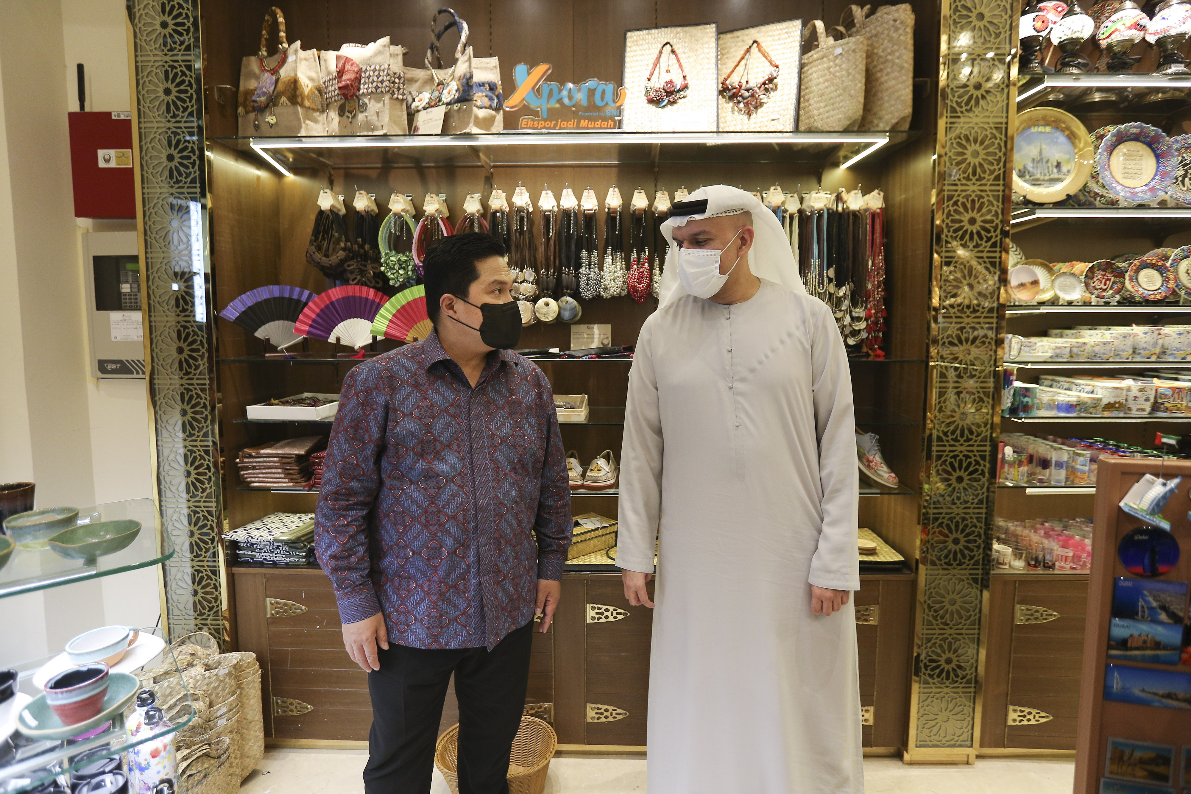 Menteri BUMN Erick Thohir (kiri) berbincang dengan pemilik Al Jaber Gallery Abdulla Jaber Belshalat  di Al Jabber Gallery, Dubai Mall, UEA.