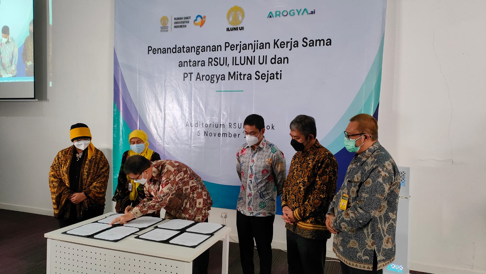 Penandatanganan kerja sama Arogya.ai dengan RSUI dan ILUNI UI di RSUI, Jakarta, Jumat (5/11).
