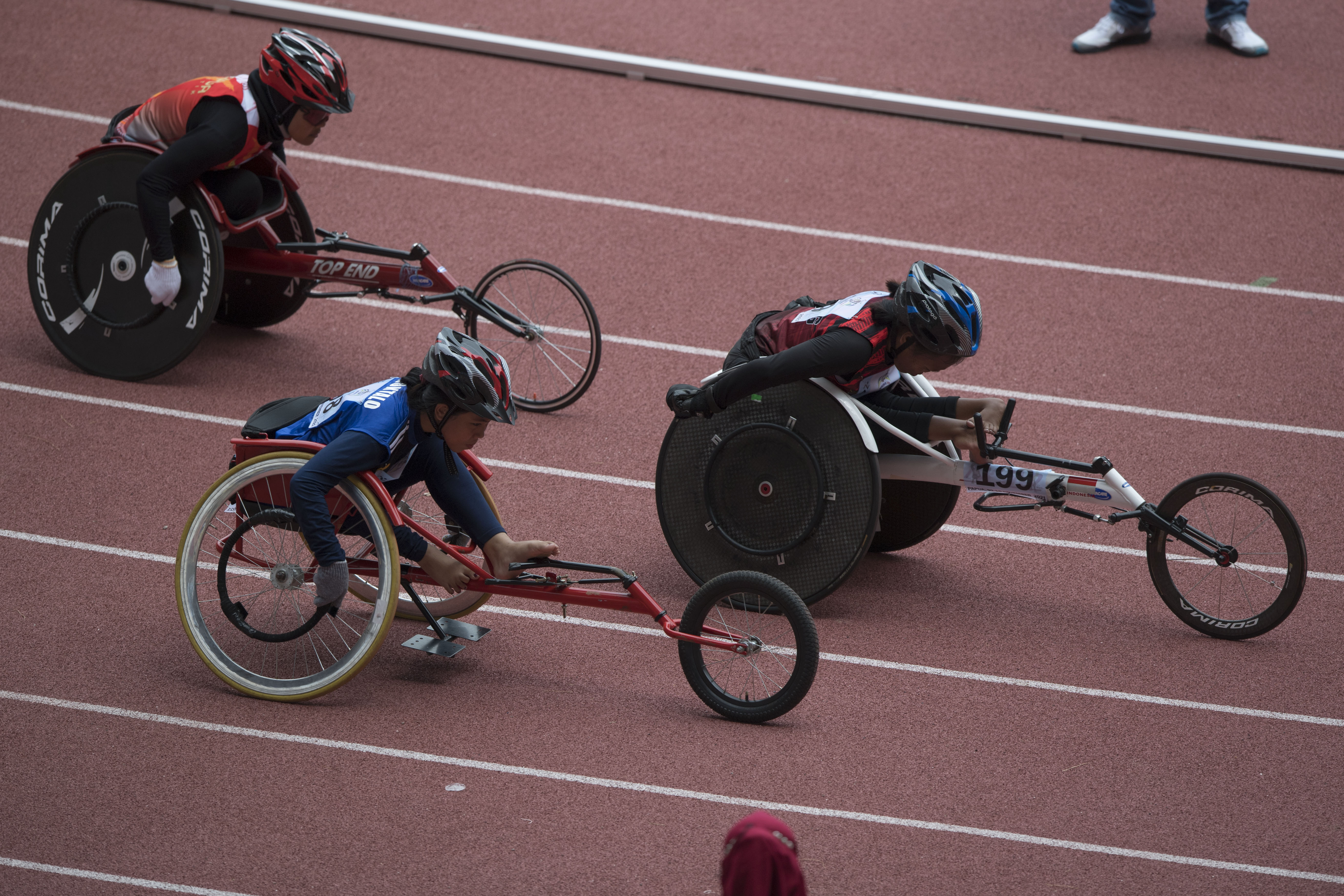 Atlet kursi roda bertanding babak final balap kursi roda klasifikasi T52-T53 Peparnas Papua di Stadion Lukas Enembe, Jayapura, Papua.