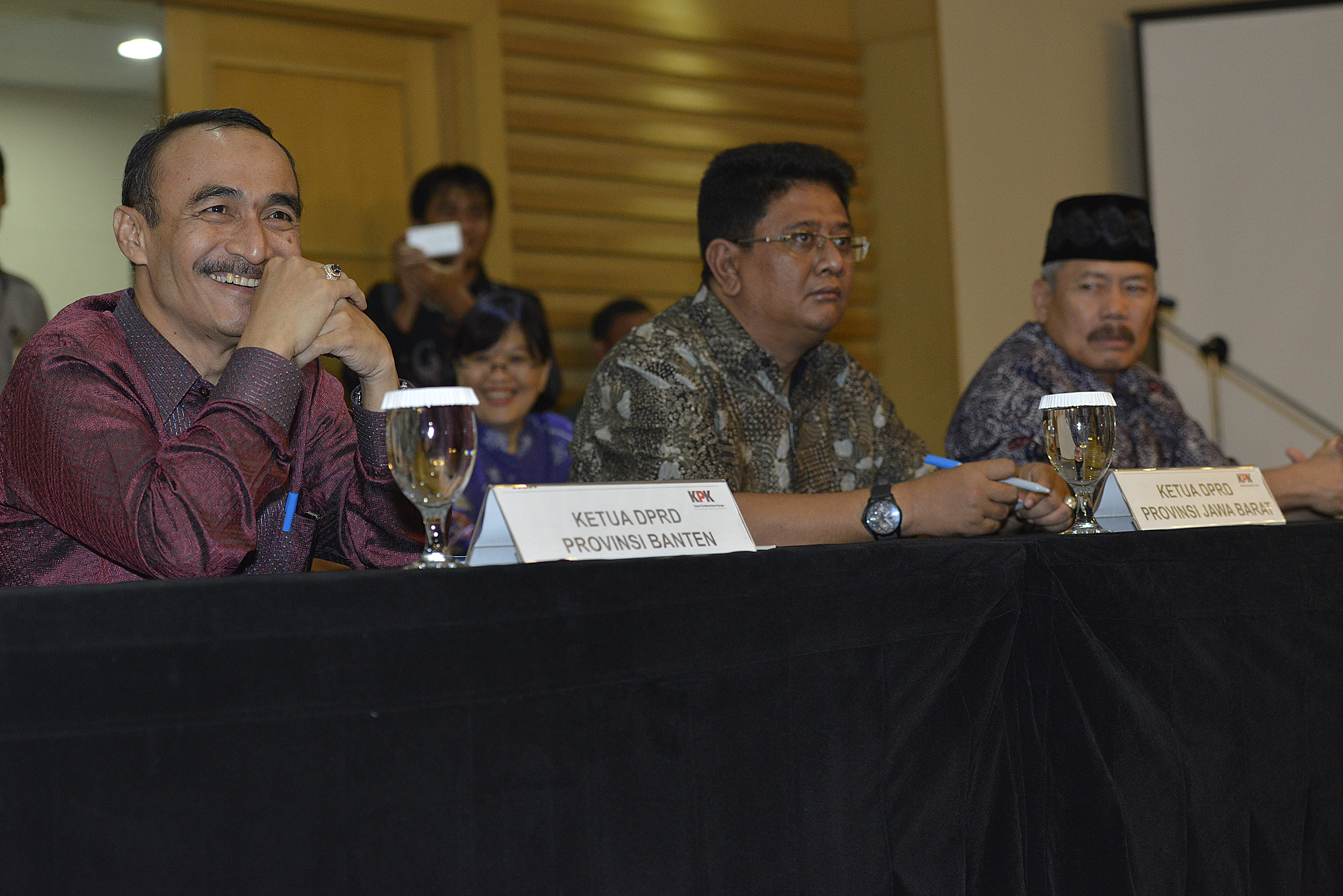 Ketua Partai Demokrat Jawa Barat Irfan Suryanagara (tengah)