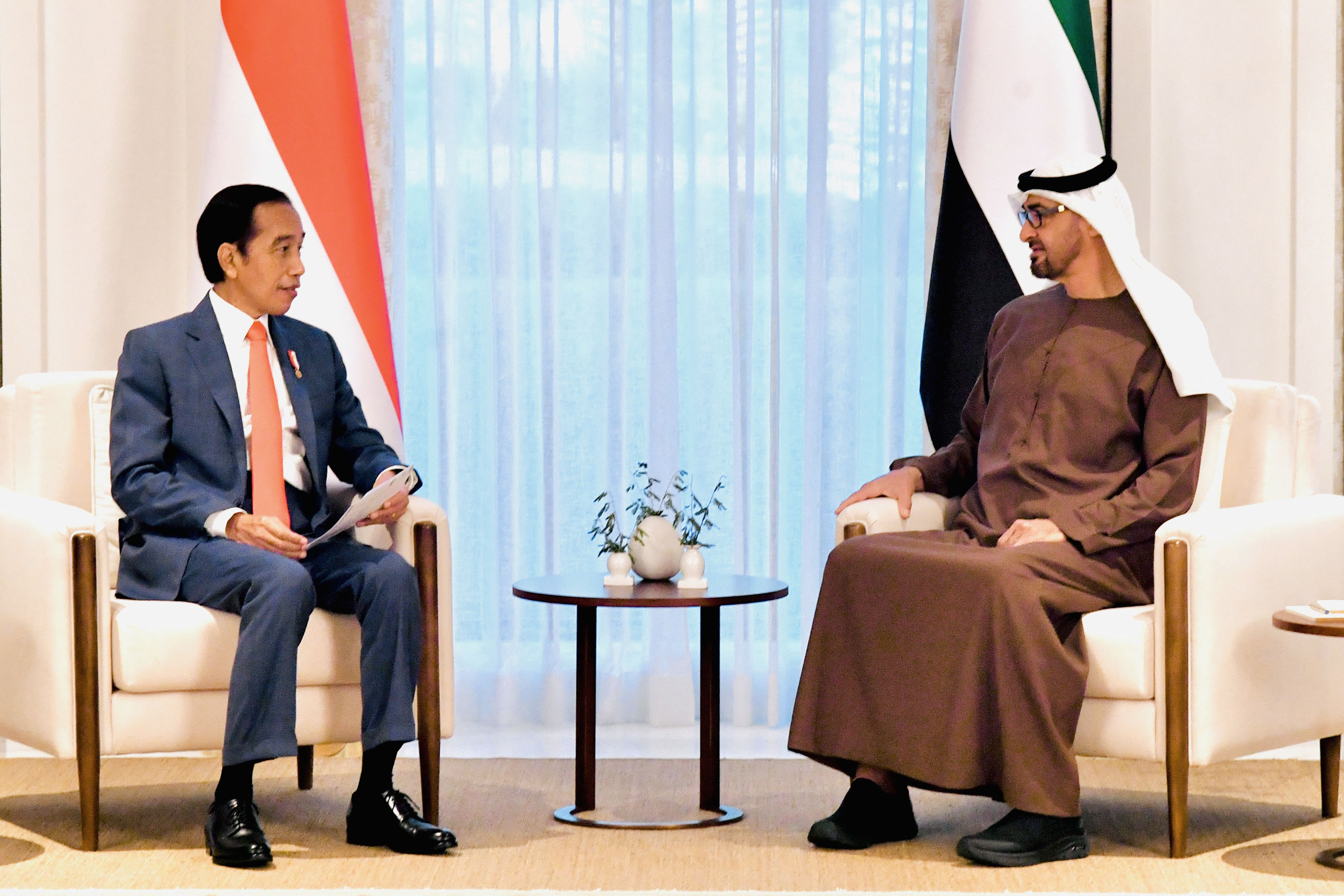 Presiden Joko Widodo (kiri) berbincang dengan Putra Mahkota Abu Dhabi Sheikh Mohamed bin Zayed Al Nahyan 