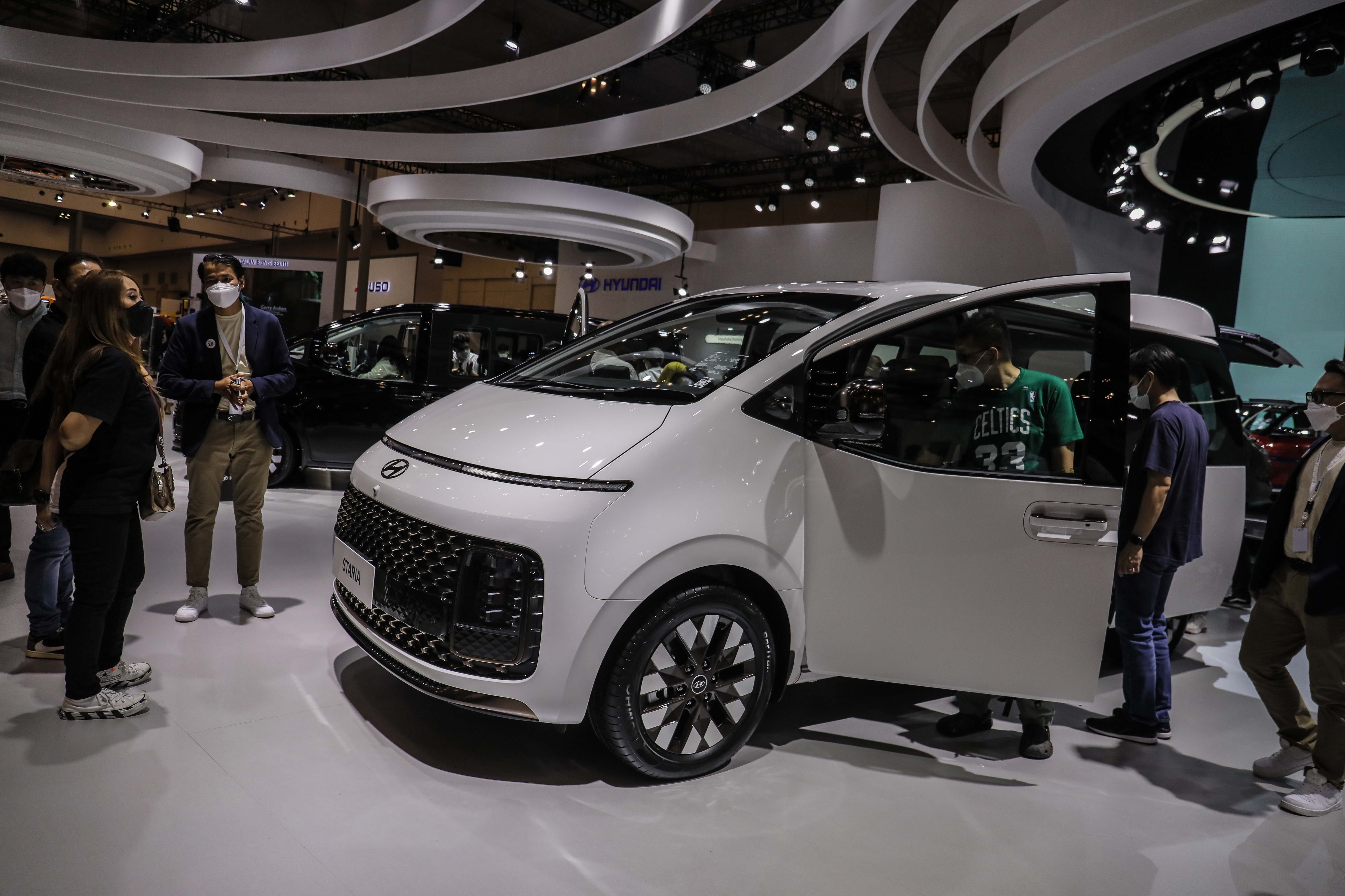 Mobil Hyundai Staria yang dipamerkan pada Gaikindo Indonesia Internasional Auto Show (GIIAS) 2021 di ICE BSD.
