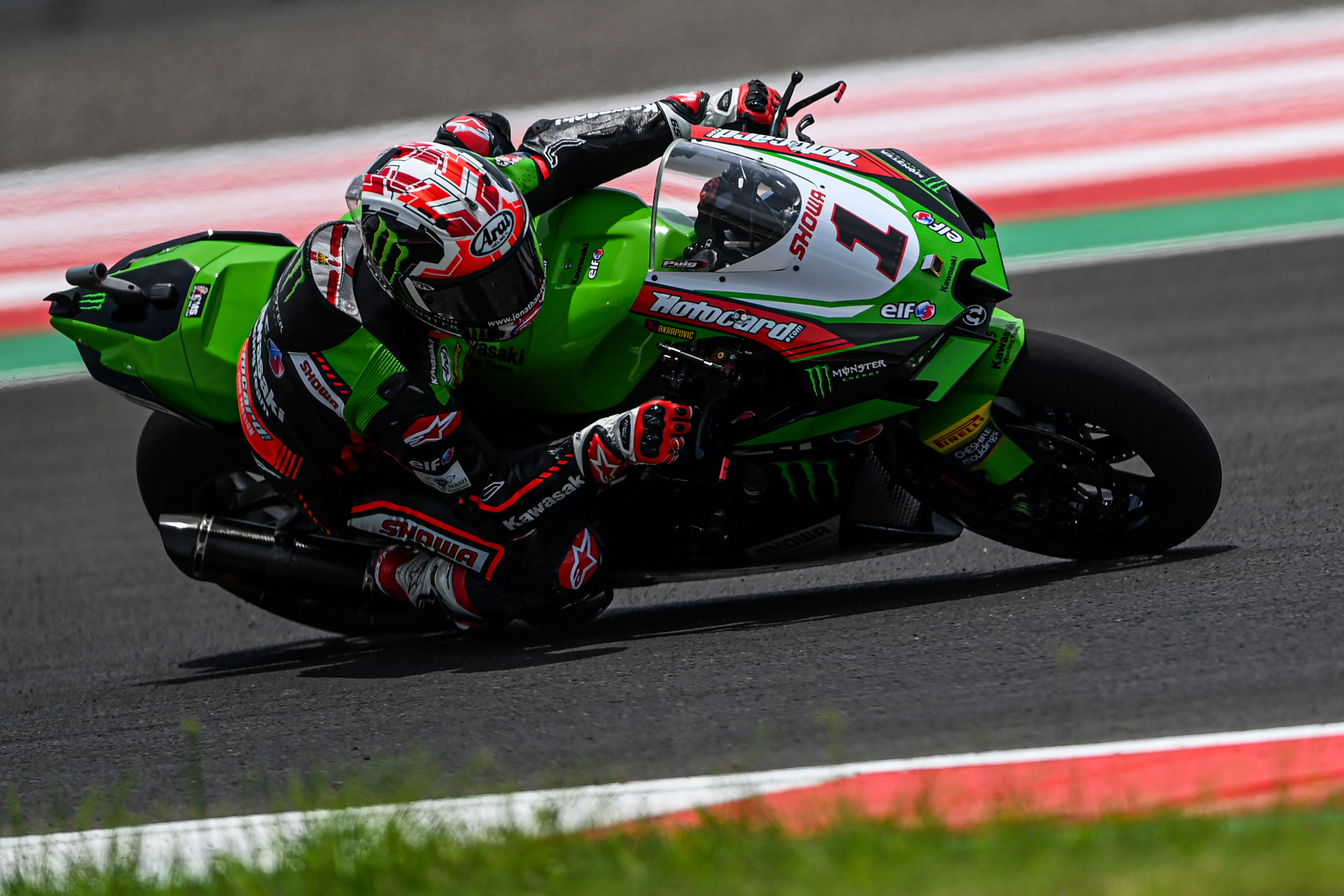 Pembalap tim KAWASAKI Racing WorldSBK Jonathan Rea melaju saat sesi latihan bebas pertama (FP1) di Pertamina Mandalika International Street.