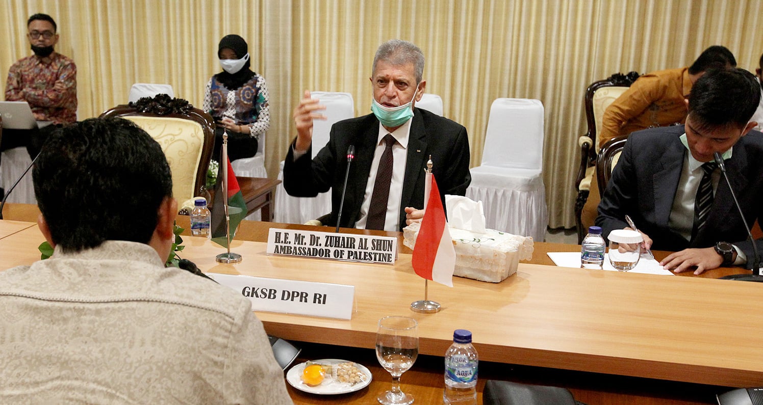 Duta Besar Palestina untuk Indonesia Zuhair Al-Shun (tengah)