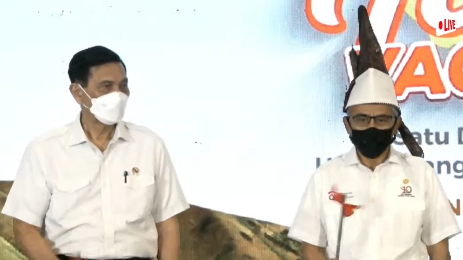 Menko Kemaritiman dan Investasi Luhut Binsar Panjaitan (kiri)