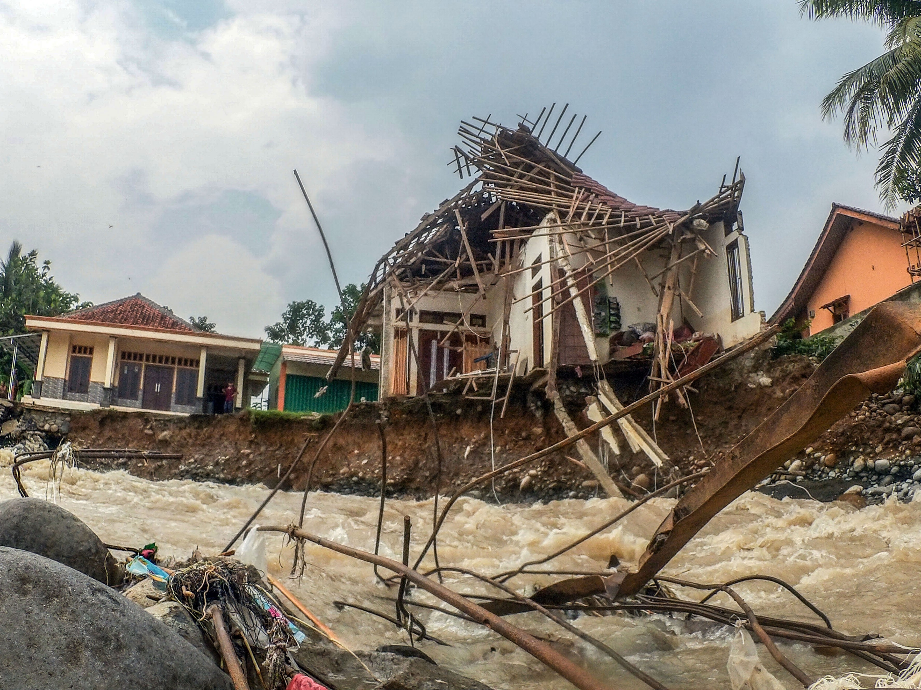 Bangunan rumah yang rusak akibat banjir bandang di Desa Kalong Sawah, Jasinga, Kabupaten Bogor, Jawa Barat, Selasa (7/9/2021).
