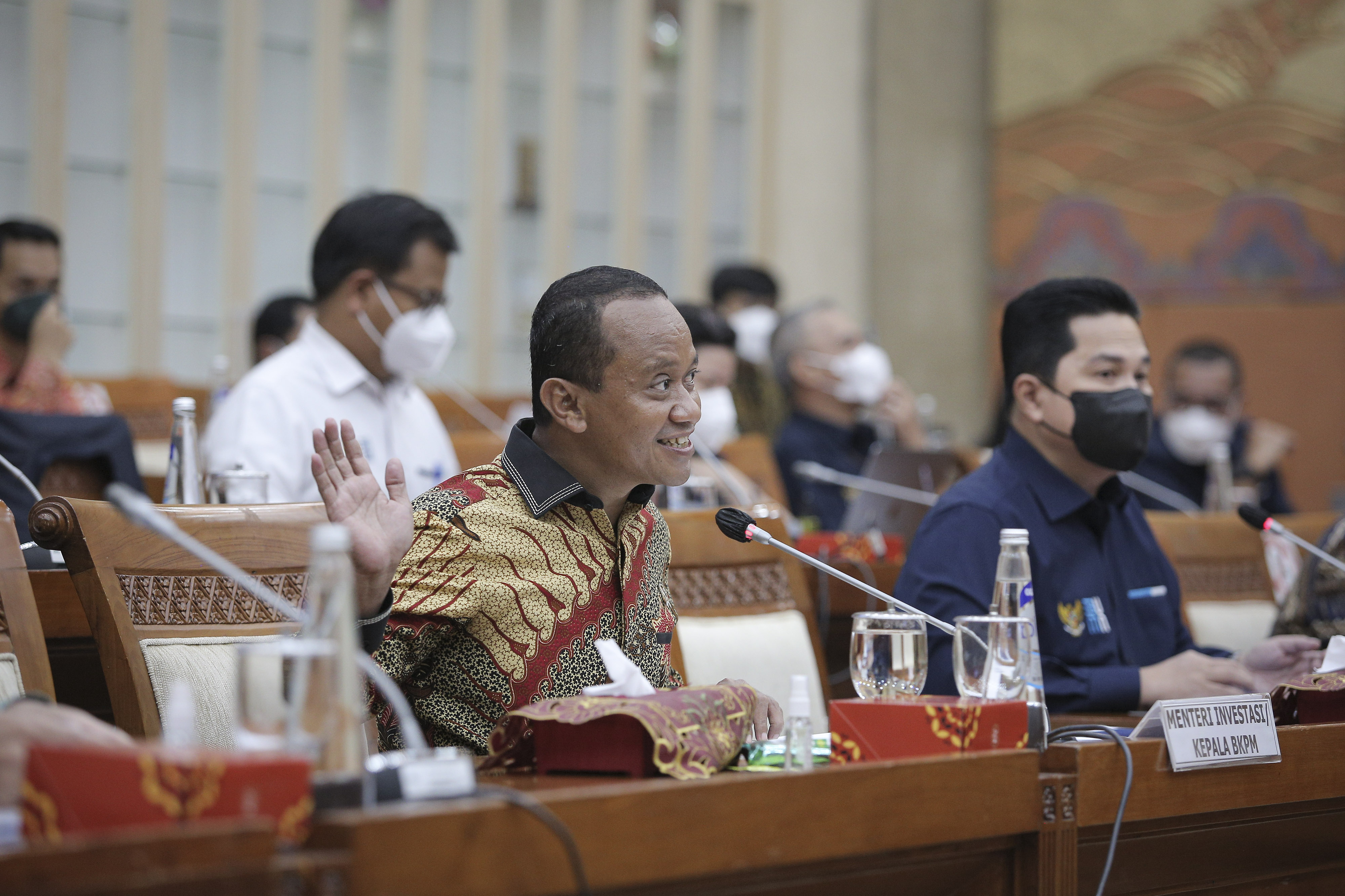 Menteri Investasi/Kepala Bahlil Lahadalia (kiri) mengikuti rapat kerja dengan Komisi VI DPR. 