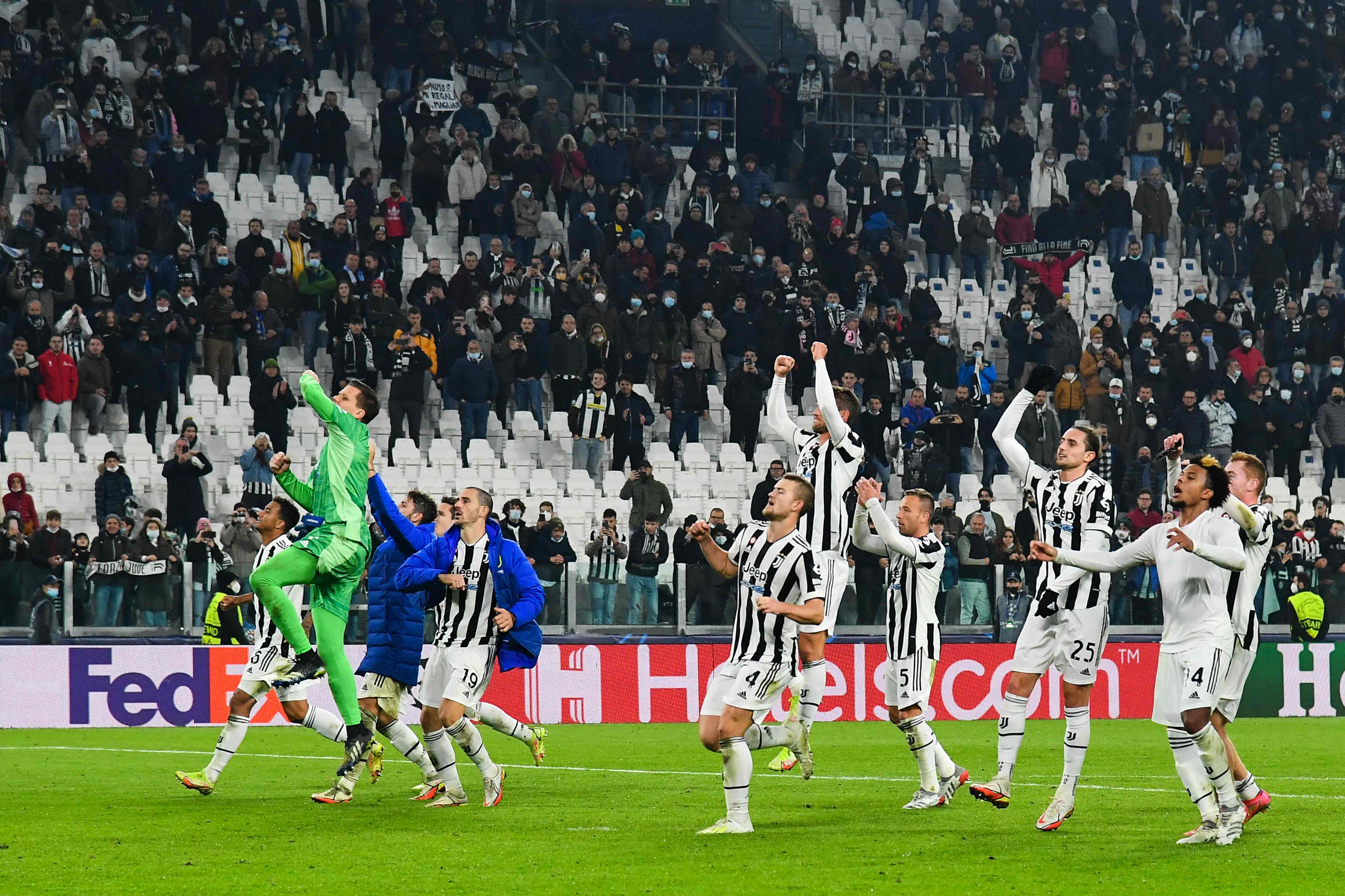 Para pemain Juventus menyapa para pendukung mereka selepas mengalahkan Zenit di laga Liga Champions.