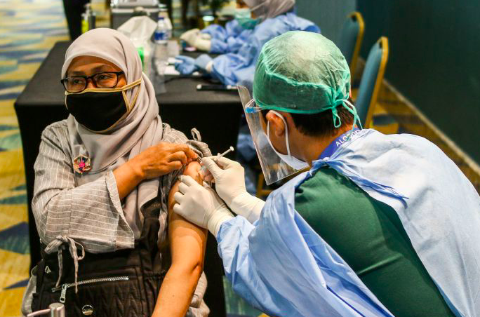 Petugas menyuntikkan vaksin Covid-19 kepada penerima vaksin di Senayan City, Jakarta, Rabu (7/4/2021).