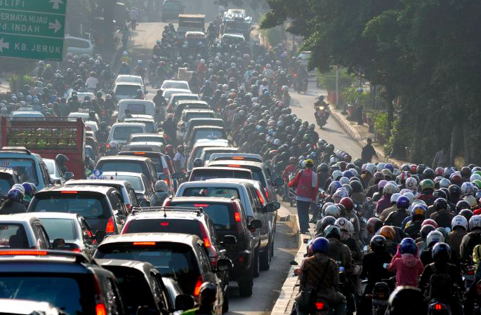 Masyarakat Jakarta memilih memakai kendaraan pribadi yang selain timbulkan kemacetan, juga polusi udara.