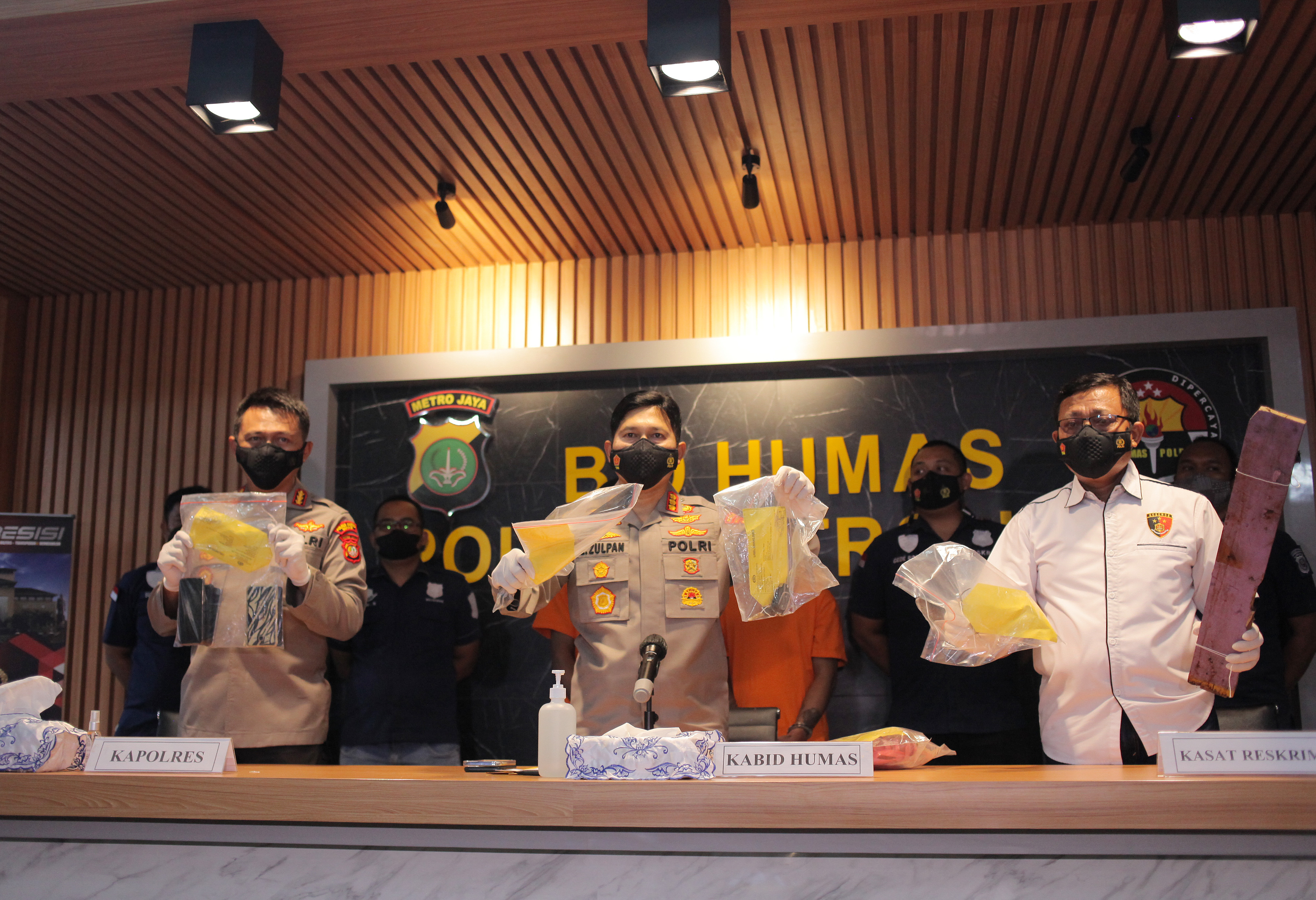 Kabid Humas Polda Metro Jaya Kombes Pol Endra Zulpan (tengah) menunjukkan barang bukti saat rilis kasus mutilasi di Mapolda Metro Jaya.