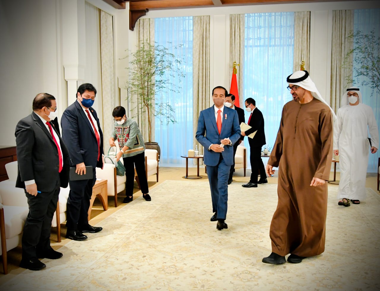 Menko Perekoomian Airlangga Hartarto mendamping Presiden Jokowi saat melakukan pertemuan dengan pejabat Uni Emirat Arab (UEA).