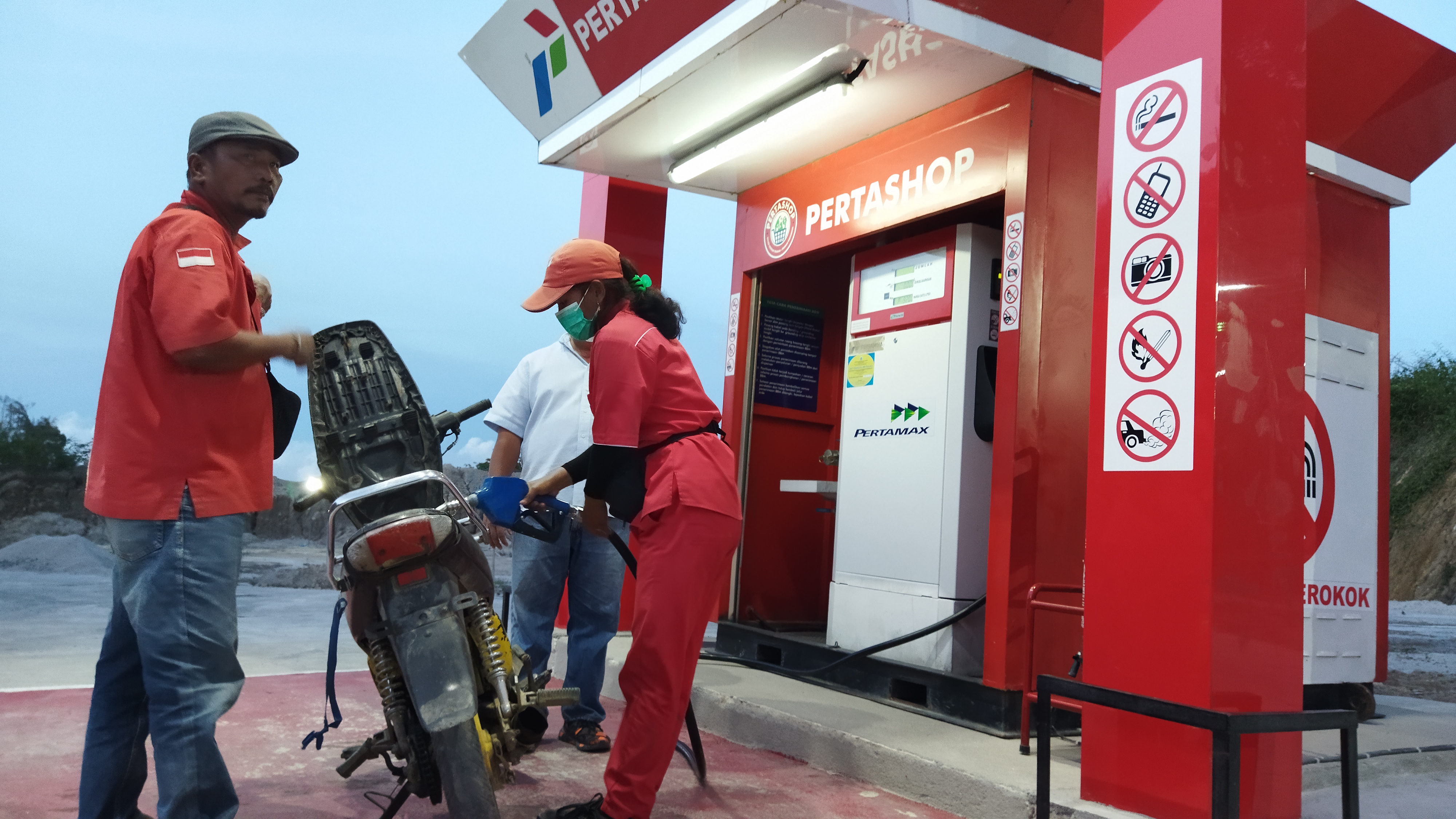 Petugas Pertashop di Jalan Siantar-Parapat Km 21, Desa Dolok Parmonangan, Kabupaten Simalungun, Sumut sedang melayani pembeli. 