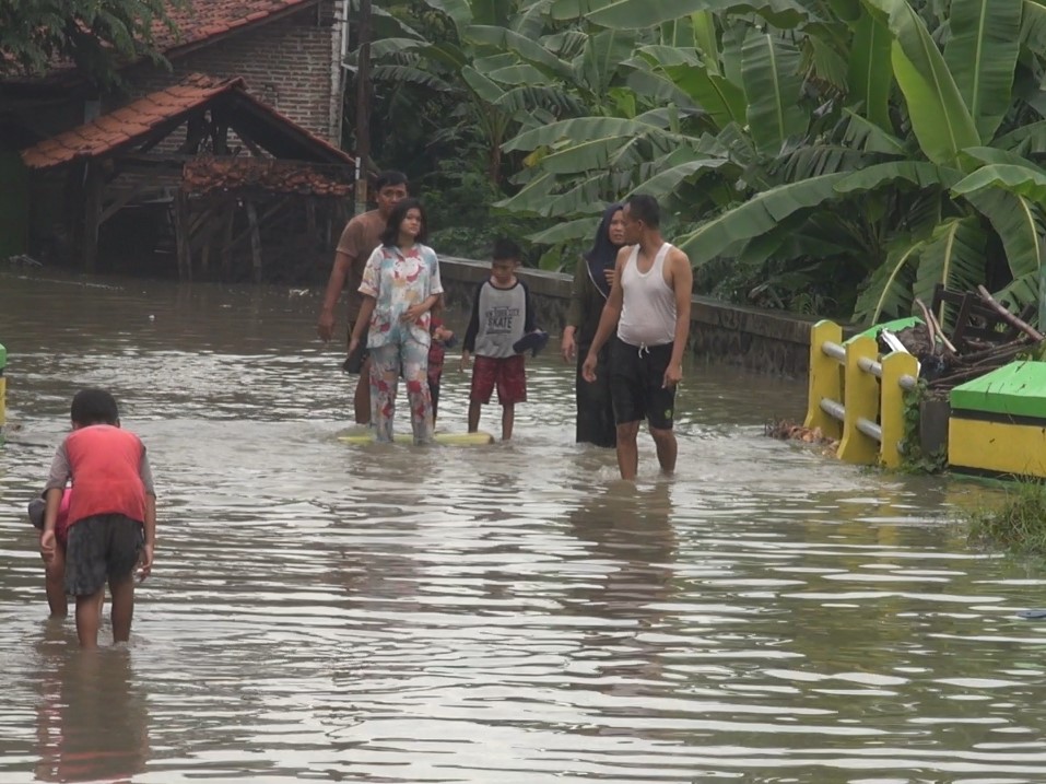 Banjir menggenangi jalanan di Desa Dukuhturi, Kecamatan Dukuhturi, Kabupaten Tegal, Jateng. 