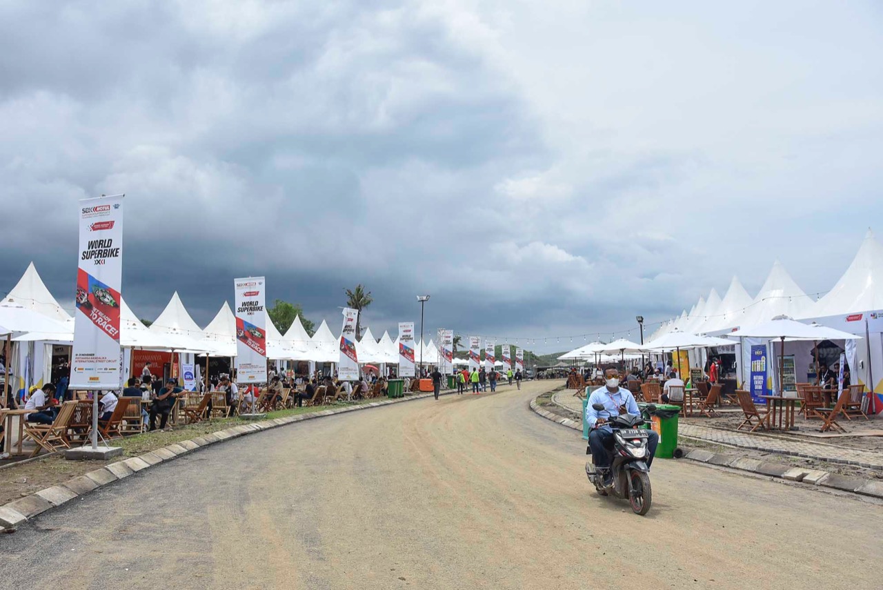Sejumlah gerai di area dalam sirkuit Mandalika yang mendapat rezeki dari penyelenggaraan World Superbike