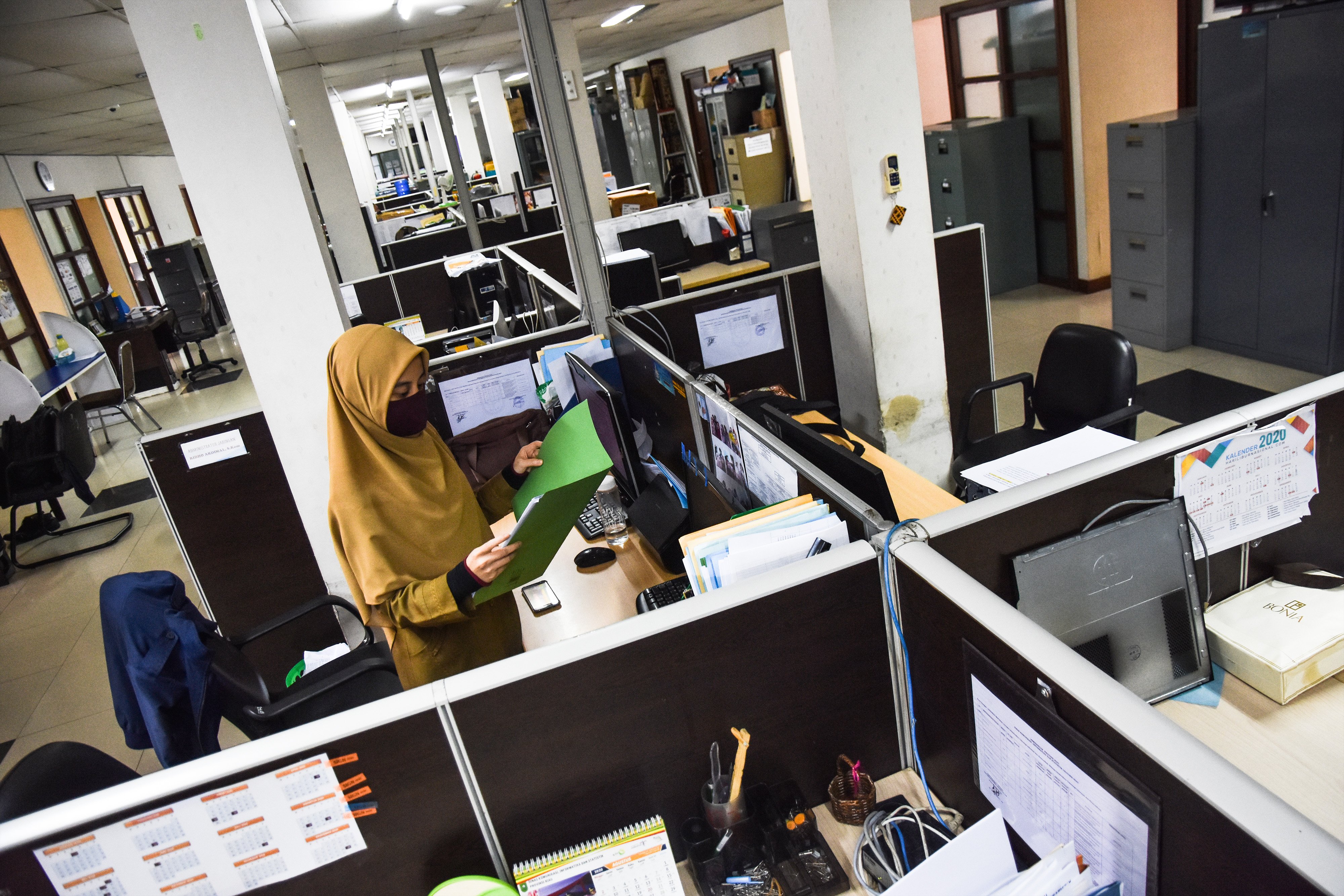 Pekerja mempraktekkan protokol kesehatan di tempat kerja