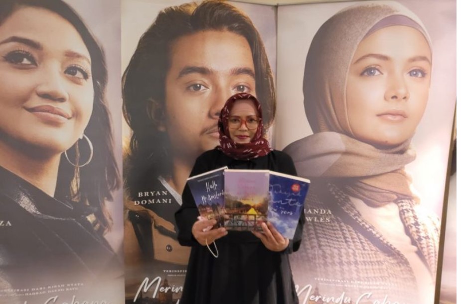 Arumi penulis novel Merindu Cahaya De Amstel, yang novelnya diangkat ke layar lebar oleh Maxima Pictures.