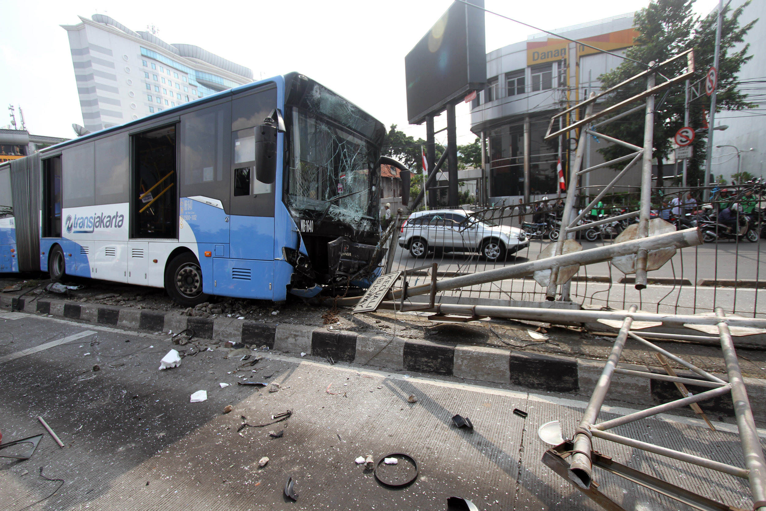 Bus TransJakarta menabrak pembatas jalan