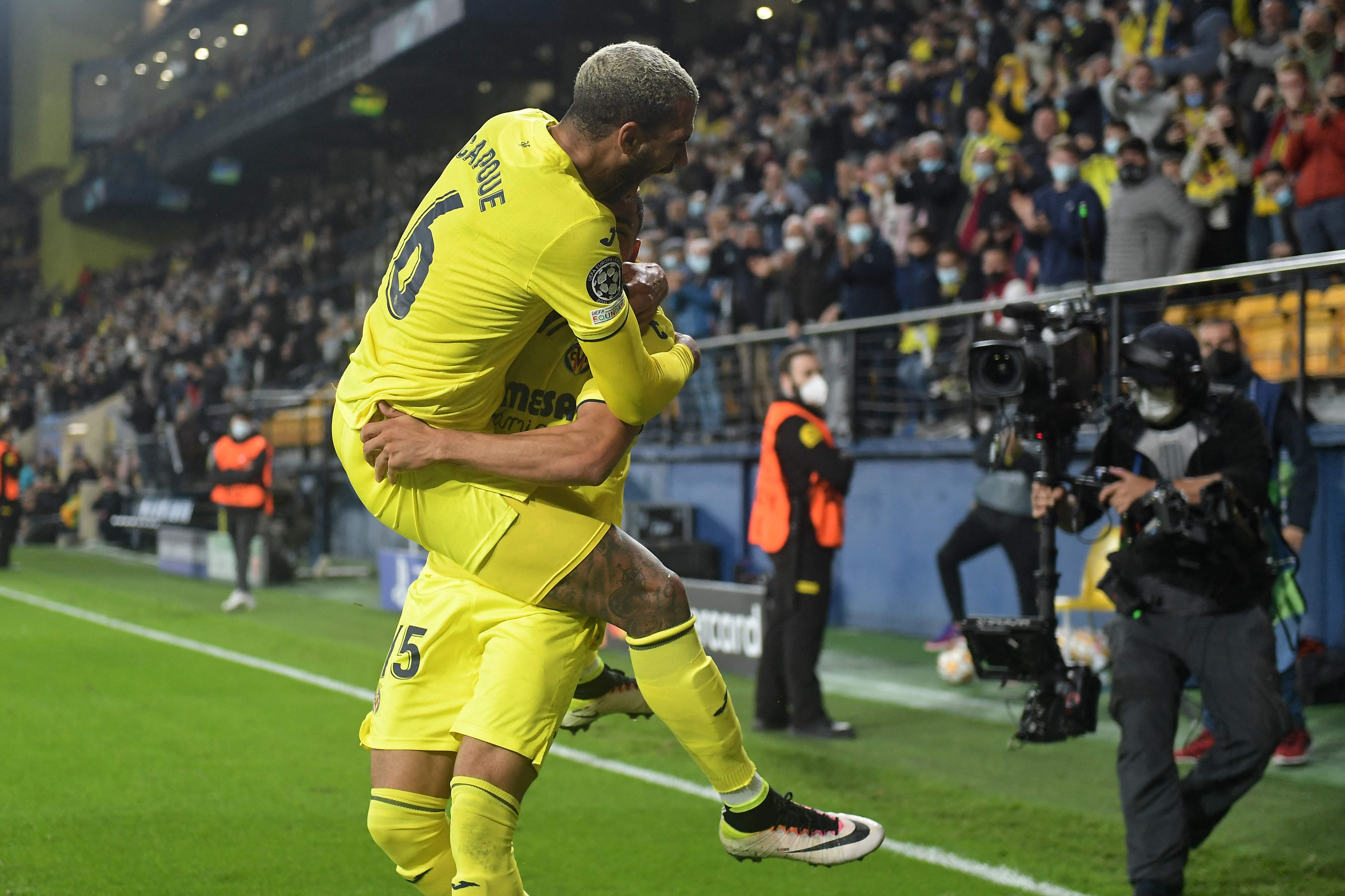 Duet Villarreal Arnaut Danjuma dan Etienne Capoue melakukan selebrasi usai menjebol gawang Young Boys di laga Liga Champions.