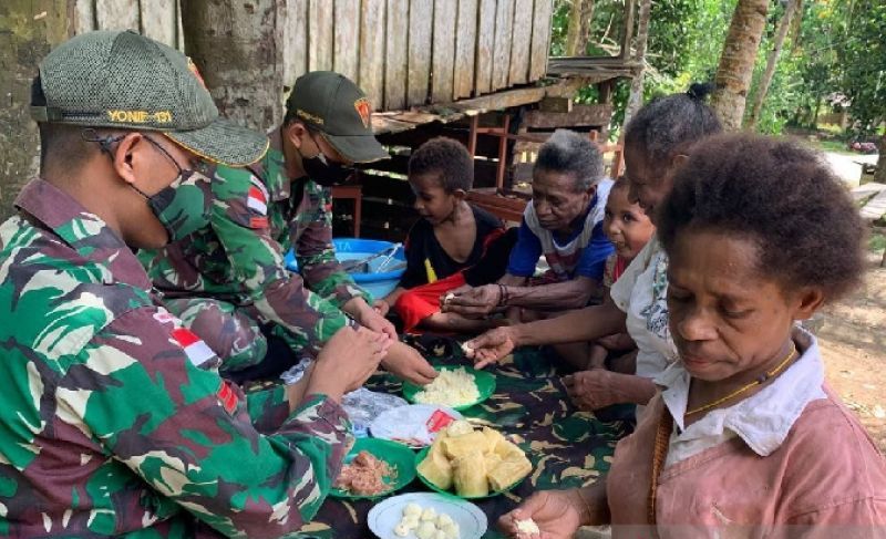 Satgas Pamtas RI-PNG mengajarkan kuliner membuat gethuk goreng di Kampung Yowong Kabupaten Keerom, Papua.