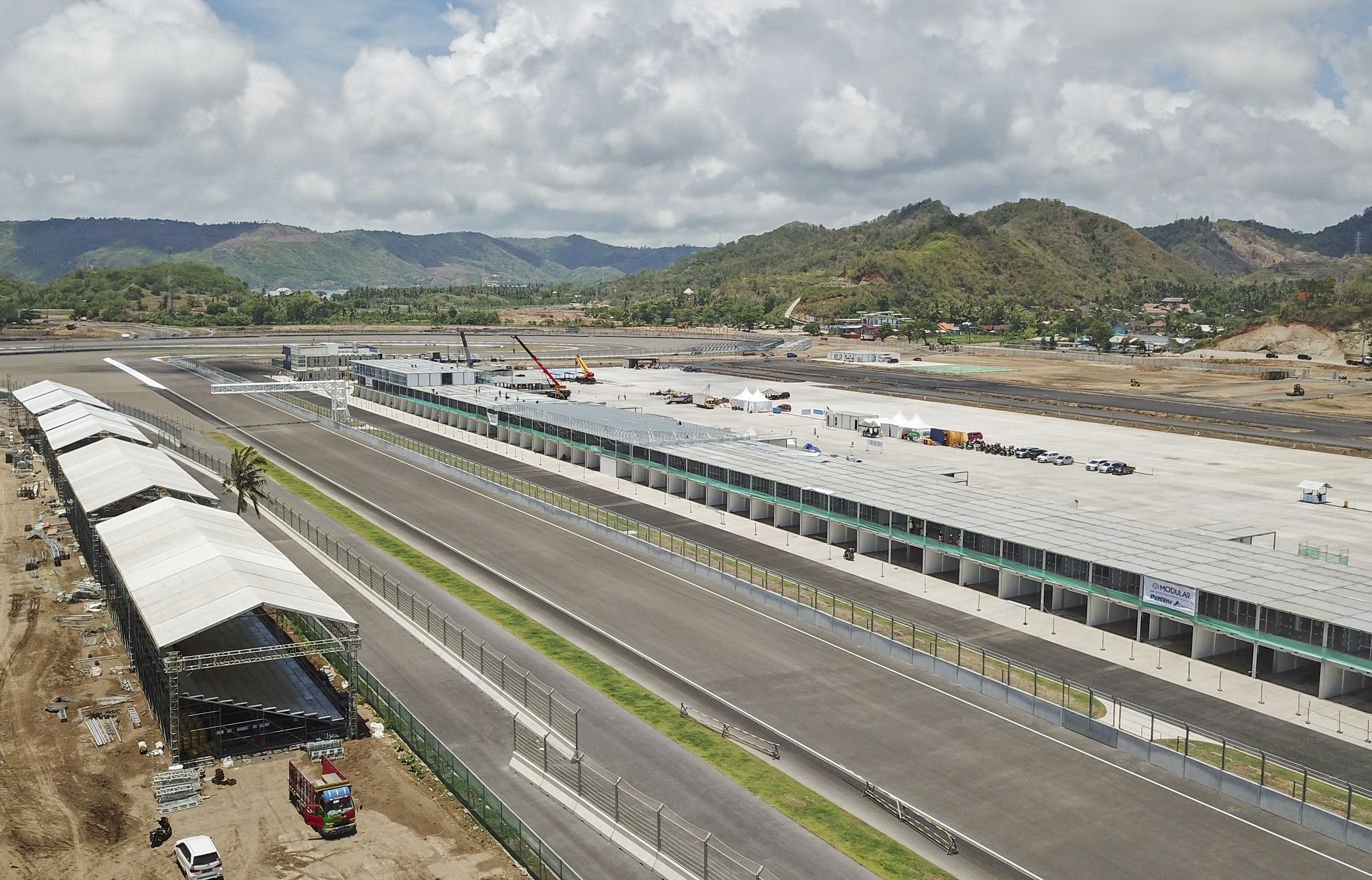 Foto udara pit building dan tribun penonton Pertamina Mandalika International Street Circuit di KEK Mandalika, Praya, Lombok Tengah, NTB.