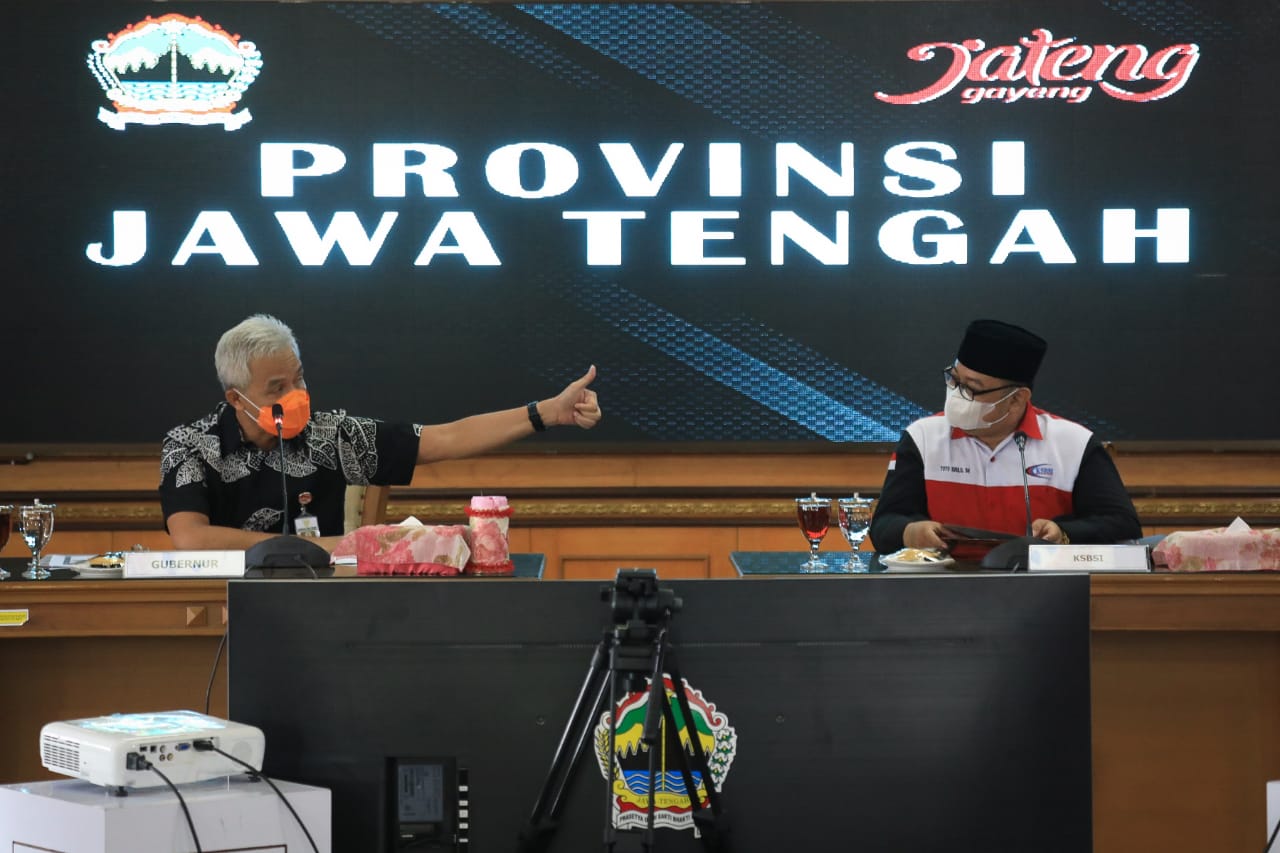 Gubernur Jateng Ganjar Pranowo menemui Konfederasi Serikat Buruh Seluruh Indonesia (KSBSI) Jateng di kantornya, Jumat (19/11). 