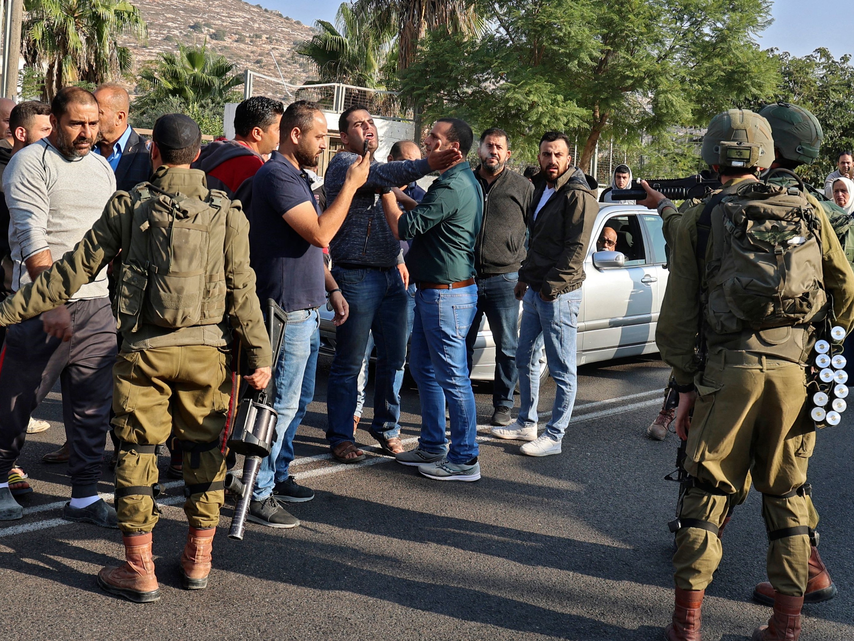 Pengunjuk rasa Palestina bentrok dengan pasukan keamanan Israel setelah siswa Palestina dilarang pergi ke sekolah.