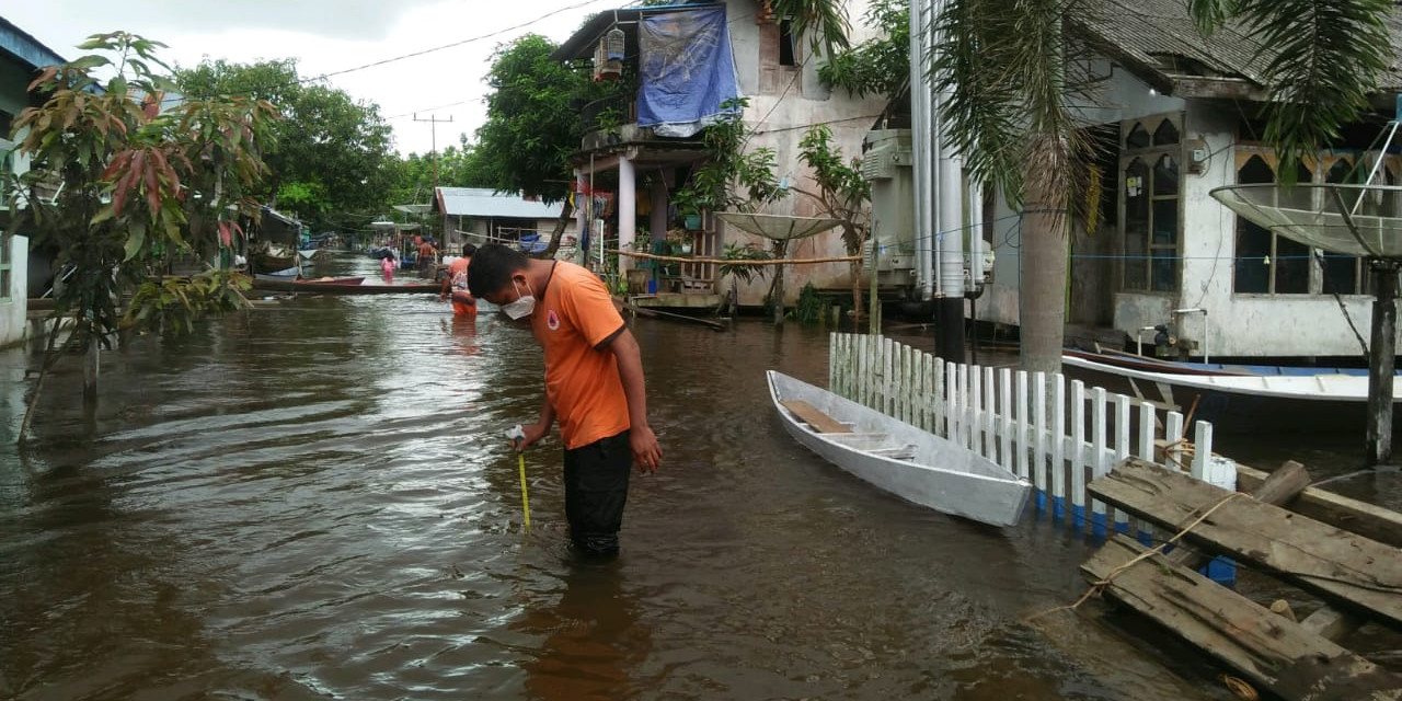 Petugas BPBD Kabupaten Ketapang melakukan pendataan tinggi muka air di Desa Mayak, Kalbar, Kamis (11/11).