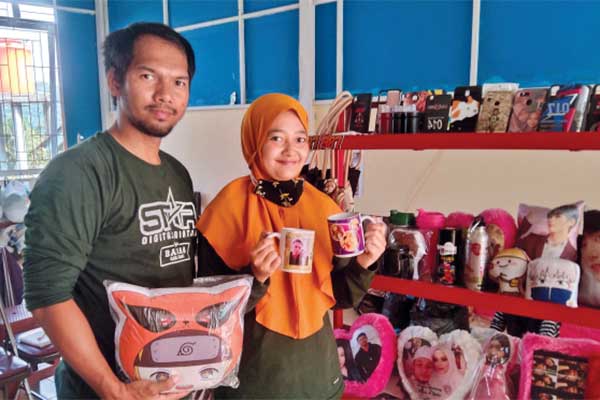 Pasangan suami istri disabilitas tunarungu dan tunawicara, Adhari Ziluandana, 34, dan Imas Nurhayati, 24