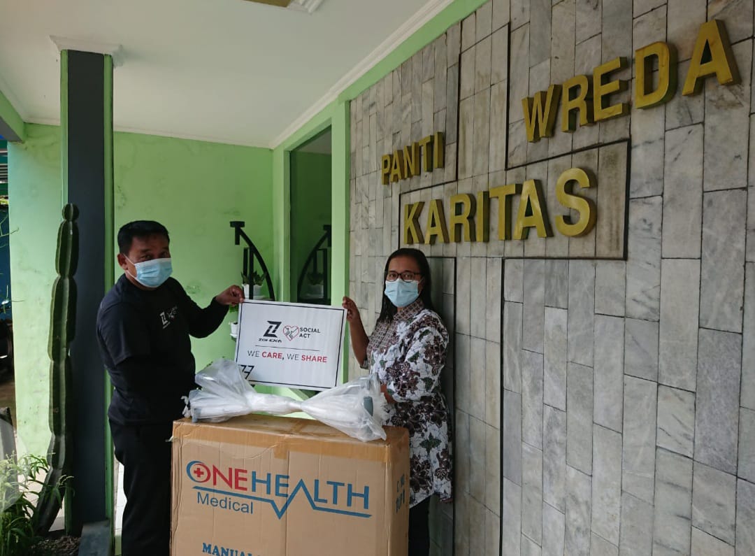 Zoleka menyerahkan sumbangan pada Panti Wreda Karitas di Bandung