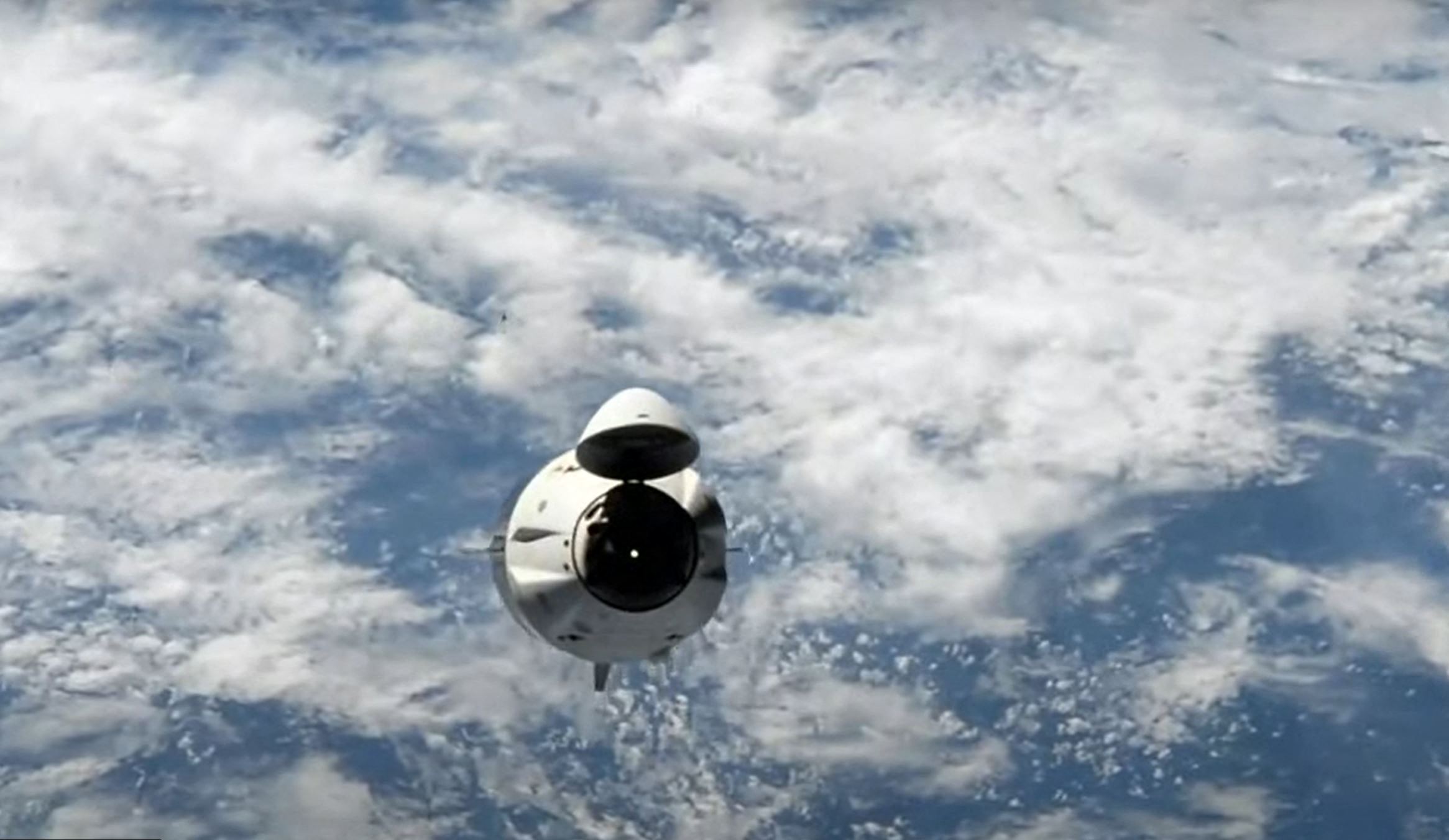 Tangkapan layar dari tayangan langsung SpaceX yang memperlihatkan Endeavour dalam perjalanan kembali ke Bumi. 
