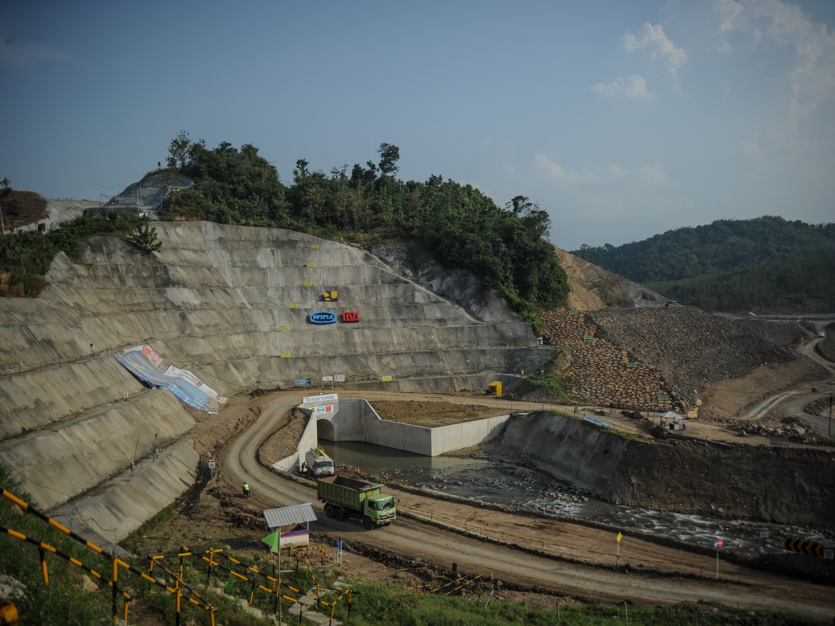 Suasana terowongan air proyek Bendungan Cipanas di Ujung Jaya, Kabupaten Sumedang, Jawa Barat.
