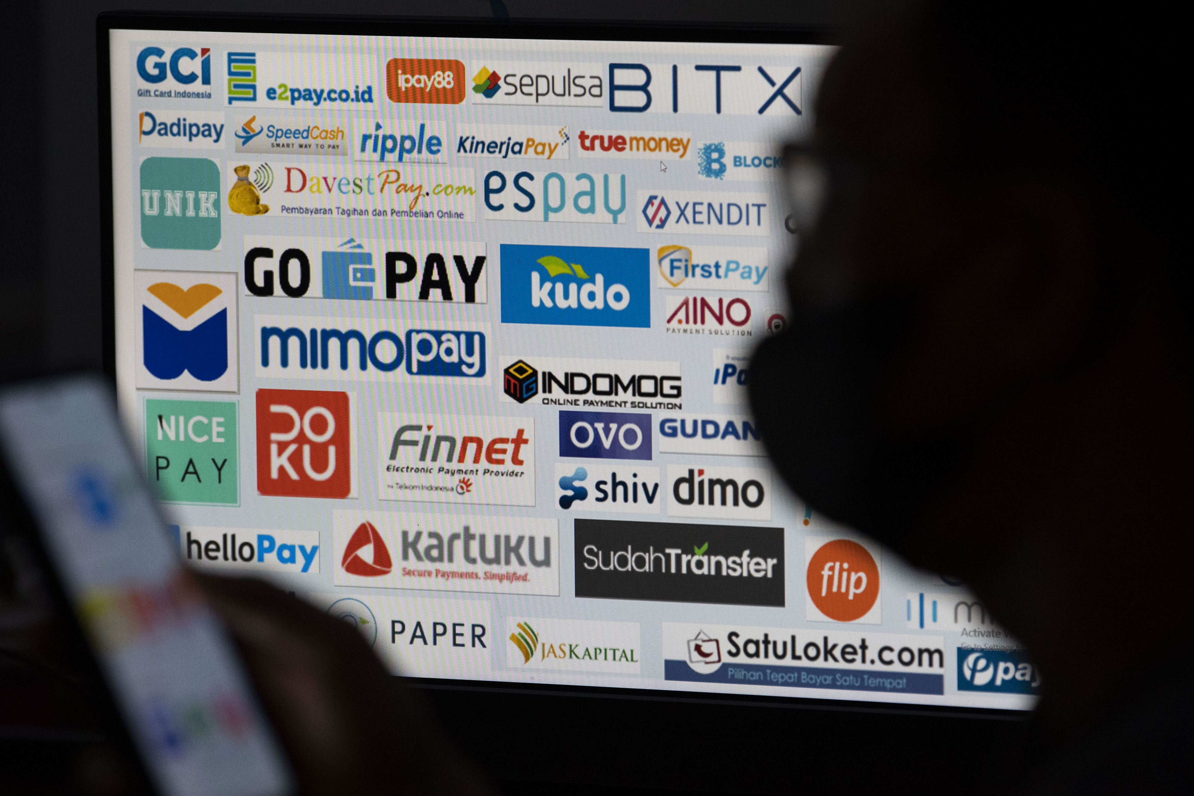 Warga mengamati aplikasi-aplikasi startup yang dapat diunduh melalui telepon pintar