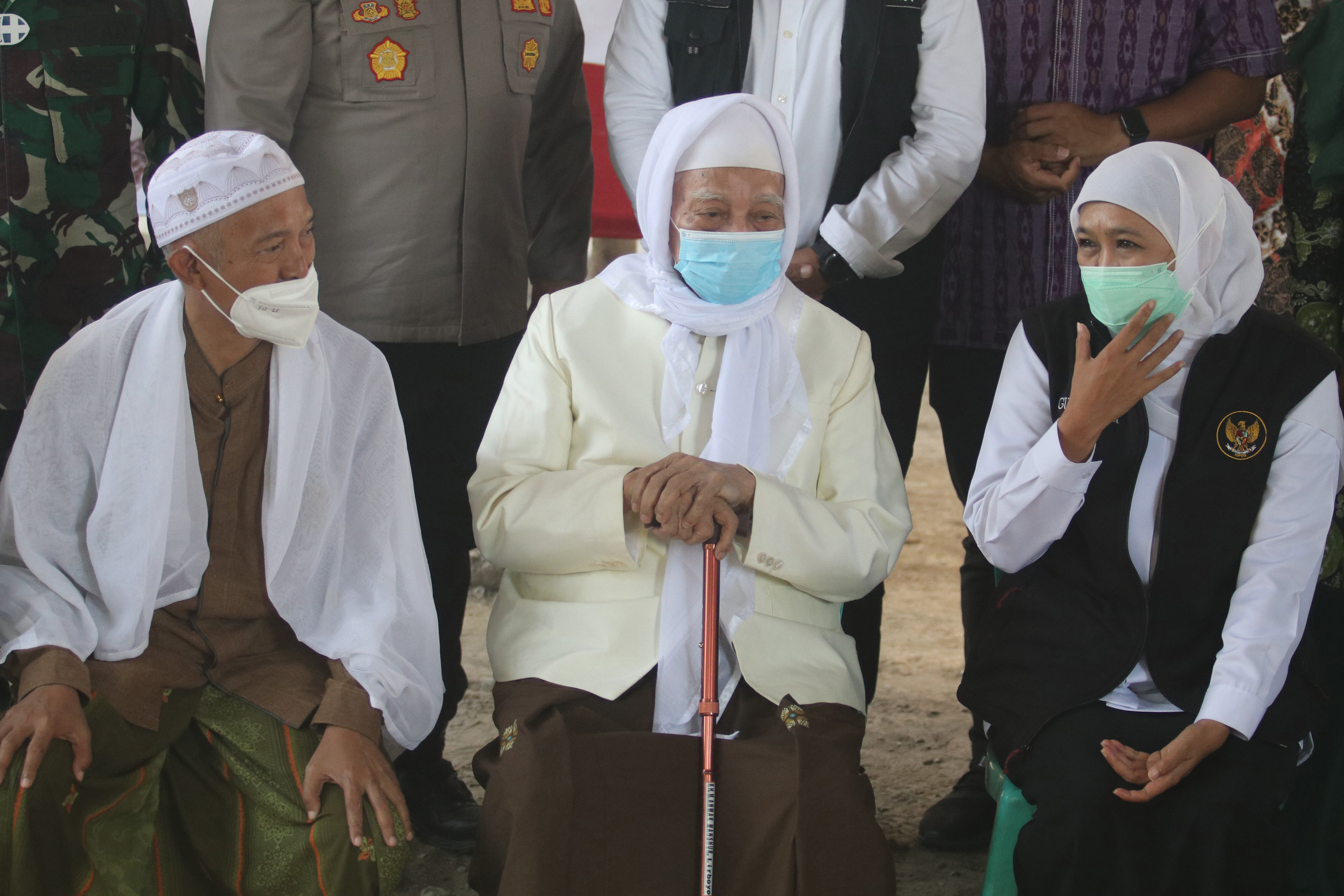 Gubernur Jawa Timur Khofifah Indar Parawansa (kanan)