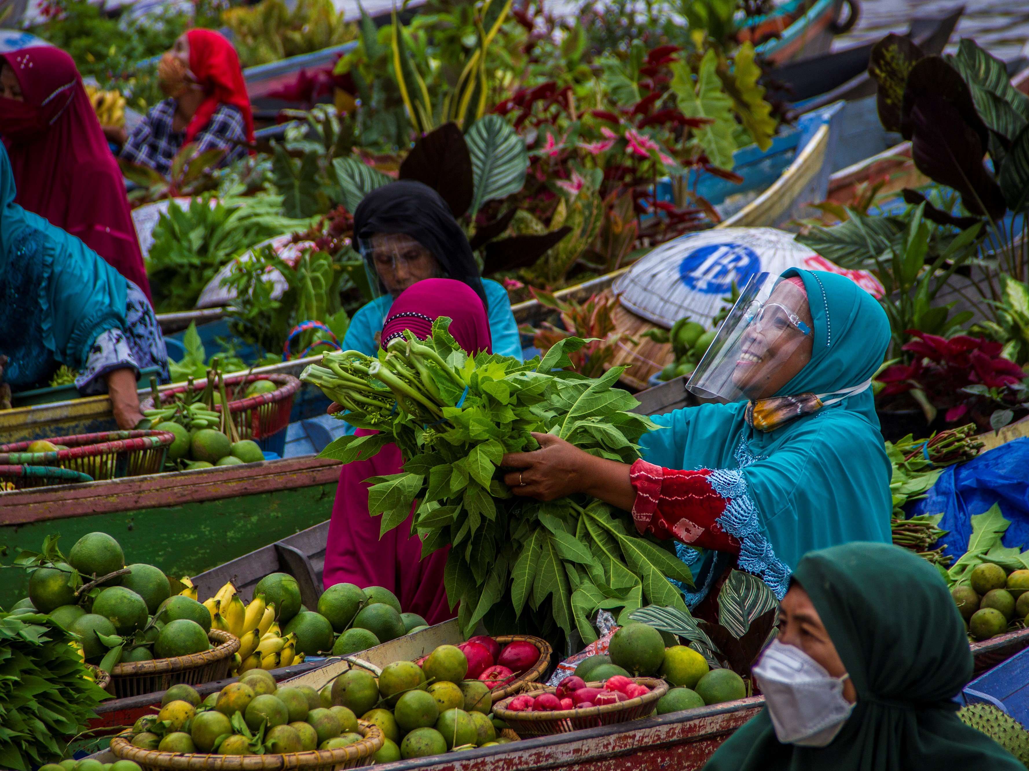 Pedagang menawarkan barang dagangannya kepada pengunjung di wisata Pasar Terapung Siring Sungai Martapura, Banjarmasin, Kalsel.