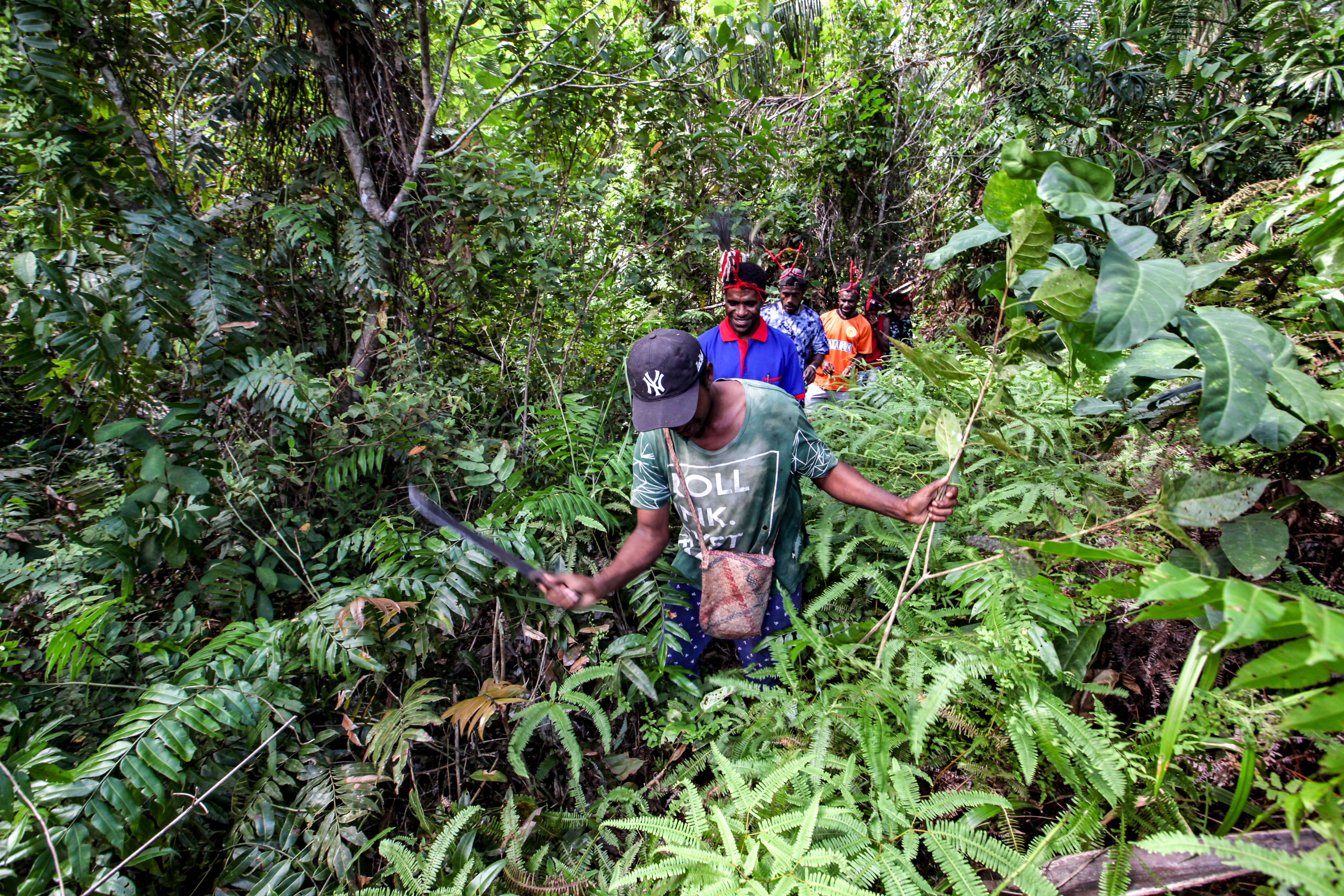 EKSPEDISI: Para pemuda melakukan patroli di Kawasan Malaumkarta Raya, Distrik Makbon, Kabupaten Sorong, Papua Barat,