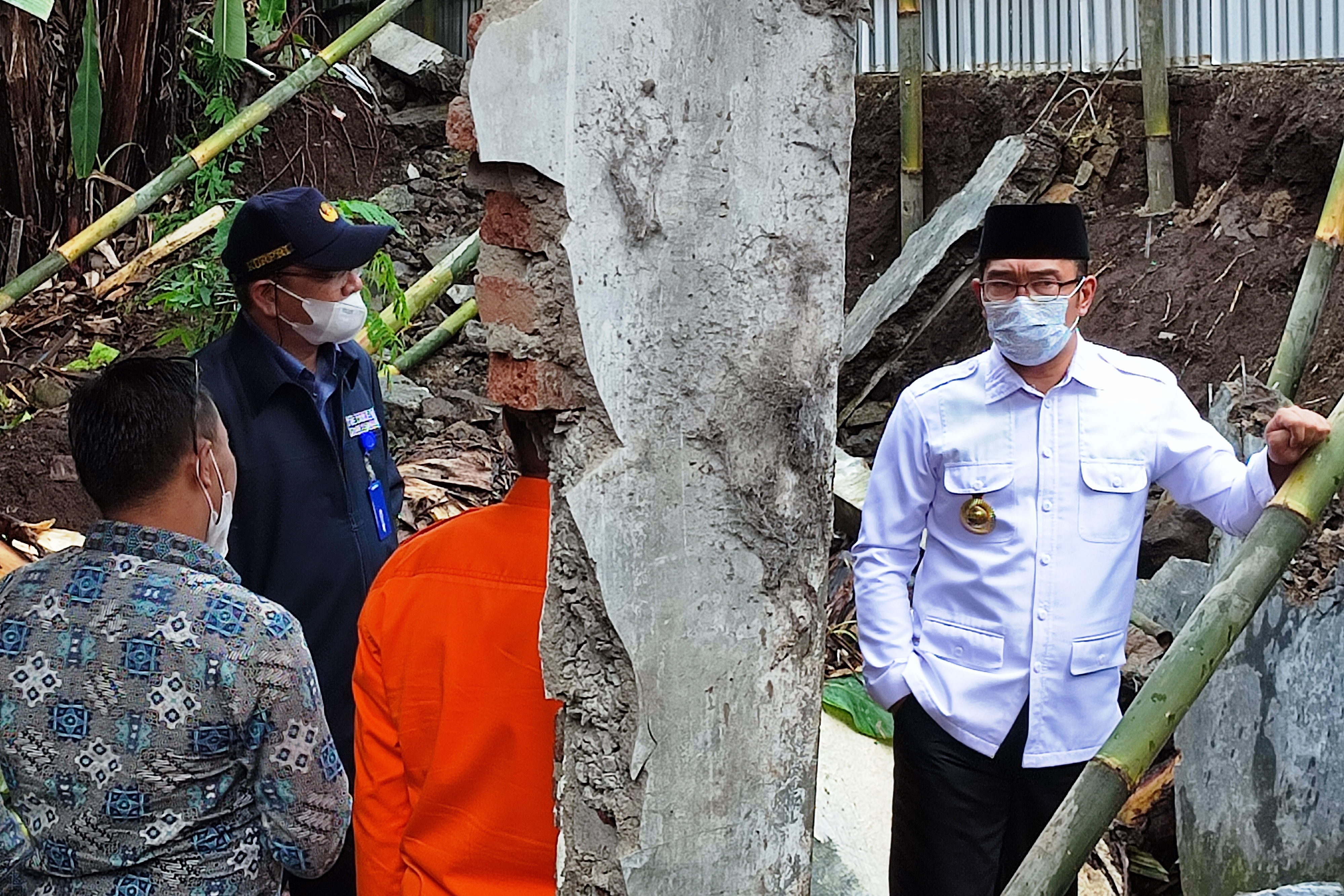 Gubernur Jawa Barat, Ridwan Kamil (kanan)meninjau ruangan di SMAN 1 Lembang, Kabupaten Bandung Barat yang jebol akibat banjir,Selasa (16/11)
