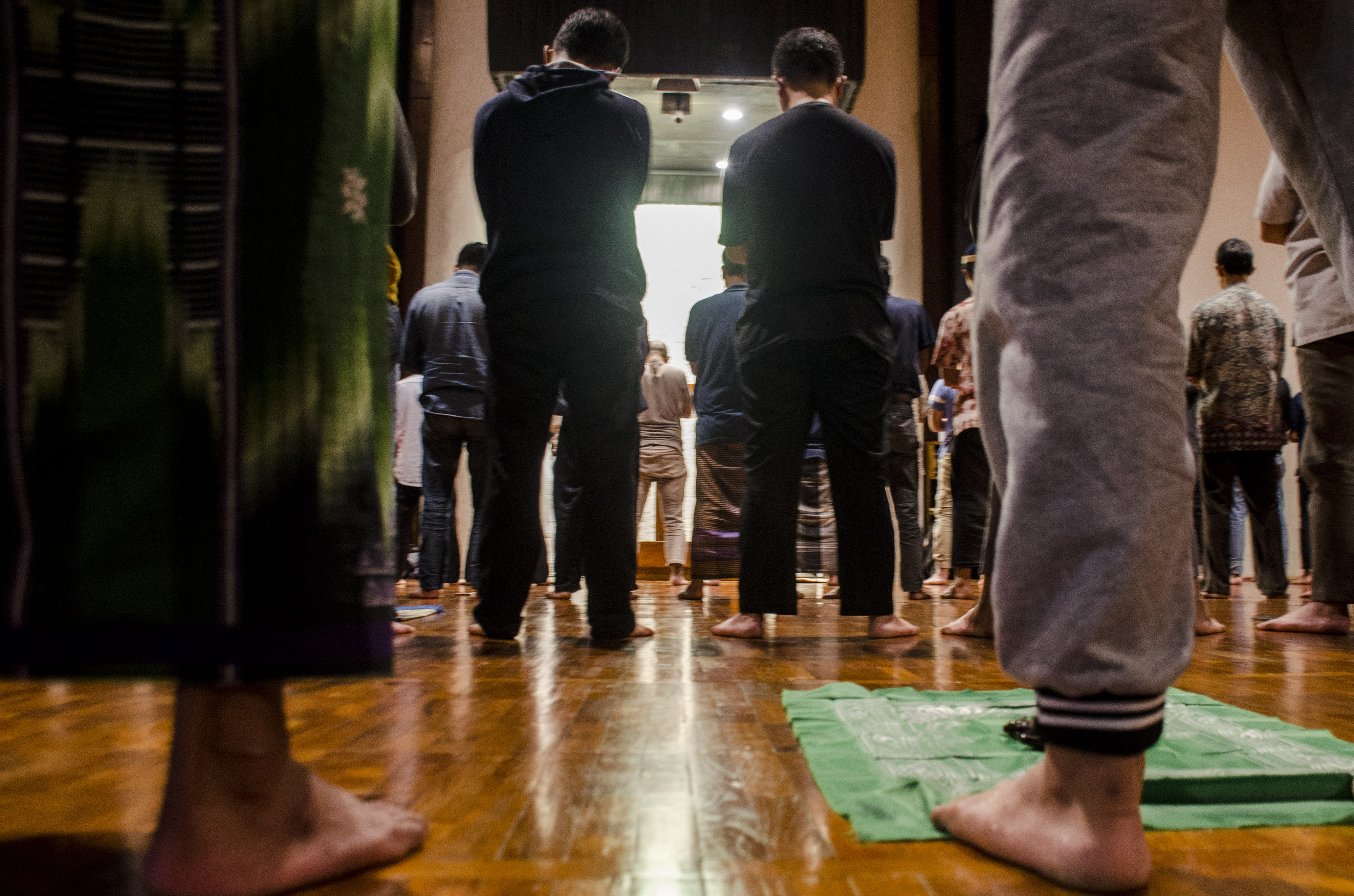 Sejumlah warga tengah menunaikan salat di Masjid Salman ITB